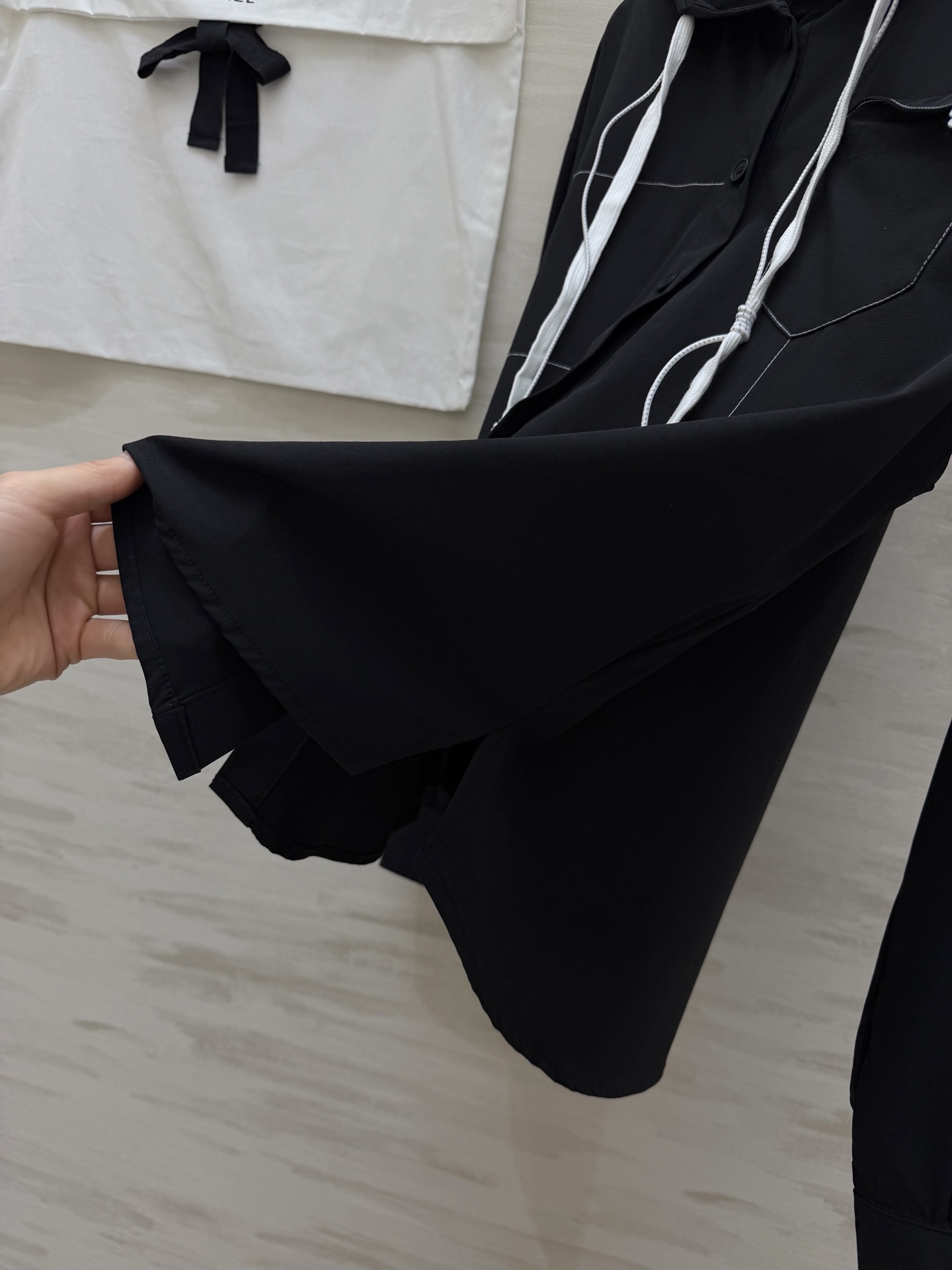 #CHANE♡²⁶早春限定✨连帽衬衫 黑白双色可选 经典双C细节藏满精致感 休闲通勤都能hold住 高级