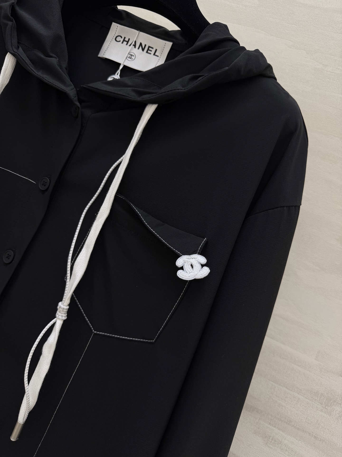 #CHANE♡²⁶早春限定✨连帽衬衫 黑白双色可选 经典双C细节藏满精致感 休闲通勤都能hold住 高级