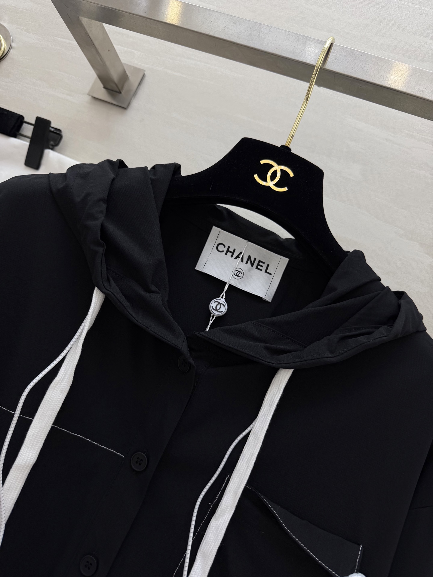 #CHANE♡²⁶早春限定✨连帽衬衫 黑白双色可选 经典双C细节藏满精致感 休闲通勤都能hold住 高级