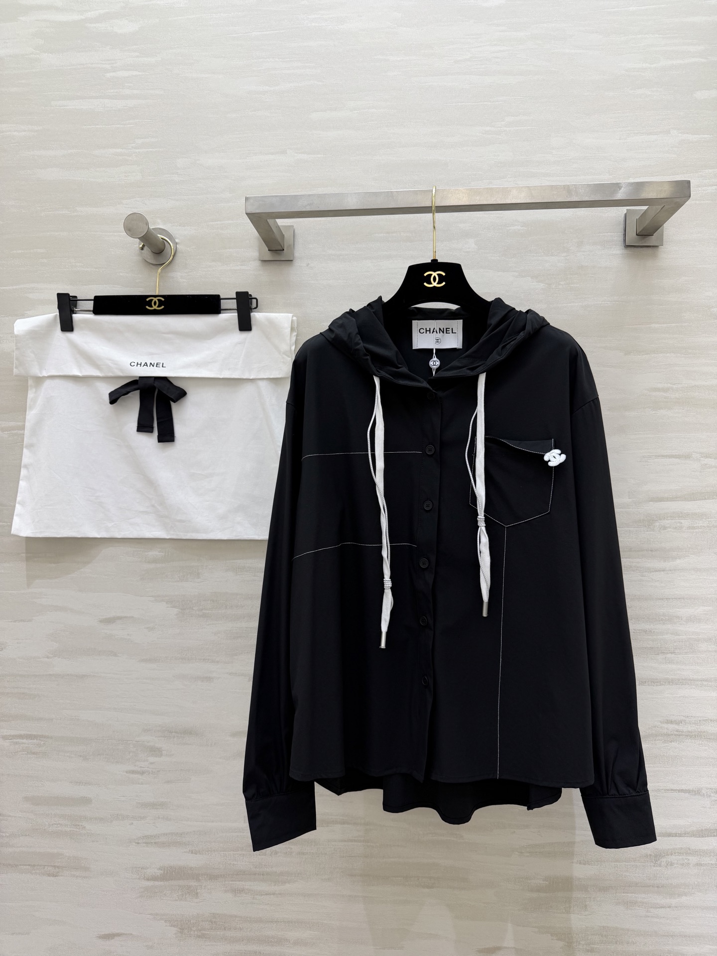 NO:723400,#CHANE Early spring limited hooded shirt, available in black and white. Classic double C details hide a sense of sophistication. It can be used for casual commuting. The sense of high-end directly attracts whoever wears it is a walking rich girl. High-quality customization. Available in stock first size 36/38/40 (shoulder width 51, bust 112, length 69), Chanel-clothing, chanel, chanel, shirts, hats,19860909#CHANE早春限定连帽衬衫 黑白双色可选 经典双C细节藏满精致感 休闲通勤都能hold住 高级感直接拉满 谁穿谁是行走的富家千金高品质定制 现货首发size36/38/40（36码肩宽51,胸围112,衣长69）,香奈儿-服装,chanel,chanel,shirts,hats,,Women's clothing