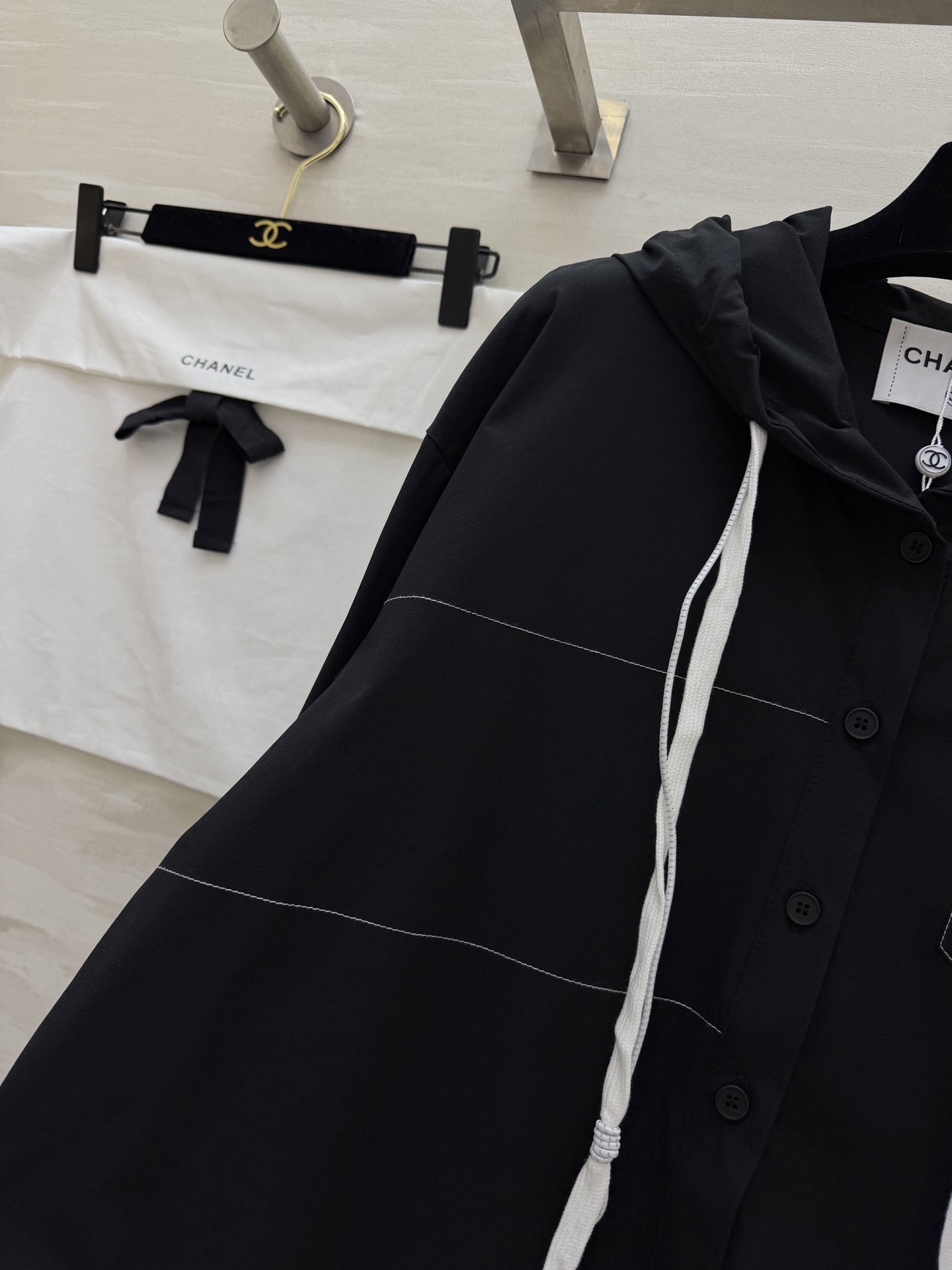 #CHANE♡²⁶早春限定✨连帽衬衫 黑白双色可选 经典双C细节藏满精致感 休闲通勤都能hold住 高级