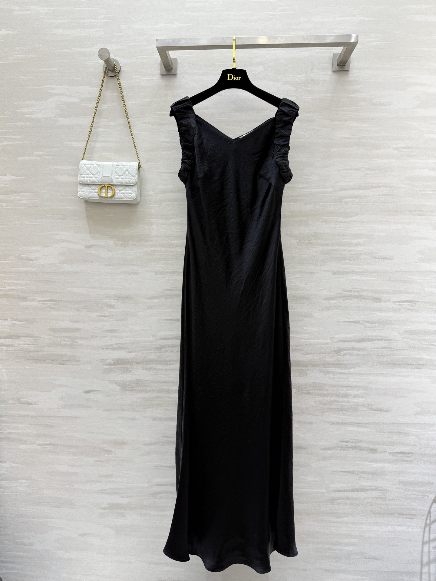 NO:723396,#DIO new acetate dress, three-dimensional waist cut, slim upper body, customized acetate fabric, luxurious and advanced, high-quality customization, available in stock, size S/M/L/XL (S size bias cut bust 96, skirt length 135), Dior-clothing, dior, dior, skirts,19860909#DIO新款 醋酸连衣裙 立体收腰剪裁上身显瘦大气 定制醋酸面料奢华高级 高品质定制 现货首发sizeS/M/L/XL（s码斜裁胸围96,裙长135）,迪奥-服装,dior,dior,skirts,,Women's clothing