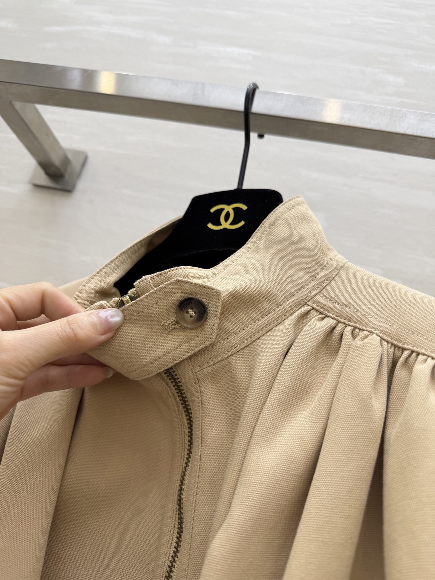 #Chloé²⁶早春新款 短款外套 棉质帆布材质 立领+金属拉链设计 复古又摩登 胸前褶皱和泡泡袖超有设