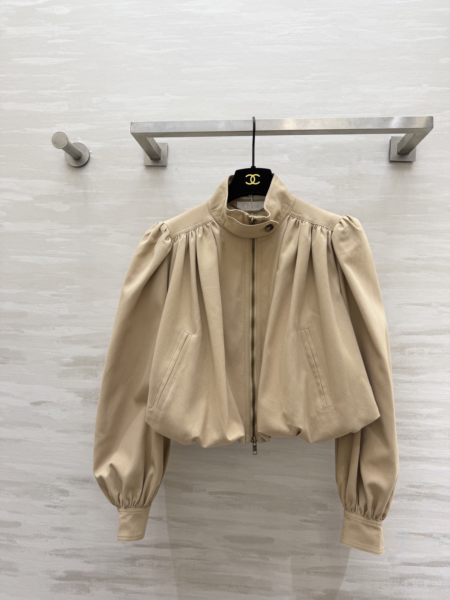 NO:723372,#Chloé Early Spring New Style Short Jacket Made of cotton canvas. Stand-up collar + metal zipper design. Retro and modern. The pleats on the chest and puff sleeves are super design. The cuffs are gathered together to make it neater. The short cut lengthens the proportion of the legs. It goes great with high-waisted pants or skirts. It can be easily worn for commuting and leisure!  French elegance and American casual style. High-quality customization. Available in stock first size S/M/L (S size bust 118, length 45), women's clothing, chloe, skirts, jackets & coats,19860909#Chloé早春新款 短款外套 棉质帆布材质 立领+金属拉链设计 复古又摩登 胸前褶皱和泡泡袖超有设计感 袖口收束更显利落 短款剪裁拉长腿部比例 搭配高腰裤或裙装都很出彩 通勤休闲都能轻松驾驭！法式优雅和美式休闲风兼具 高品质定制 现货首发sizeS/M/L（s码胸围118,衣长45）,女装,chloe,skirts,jackets & coats,,Women's clothing