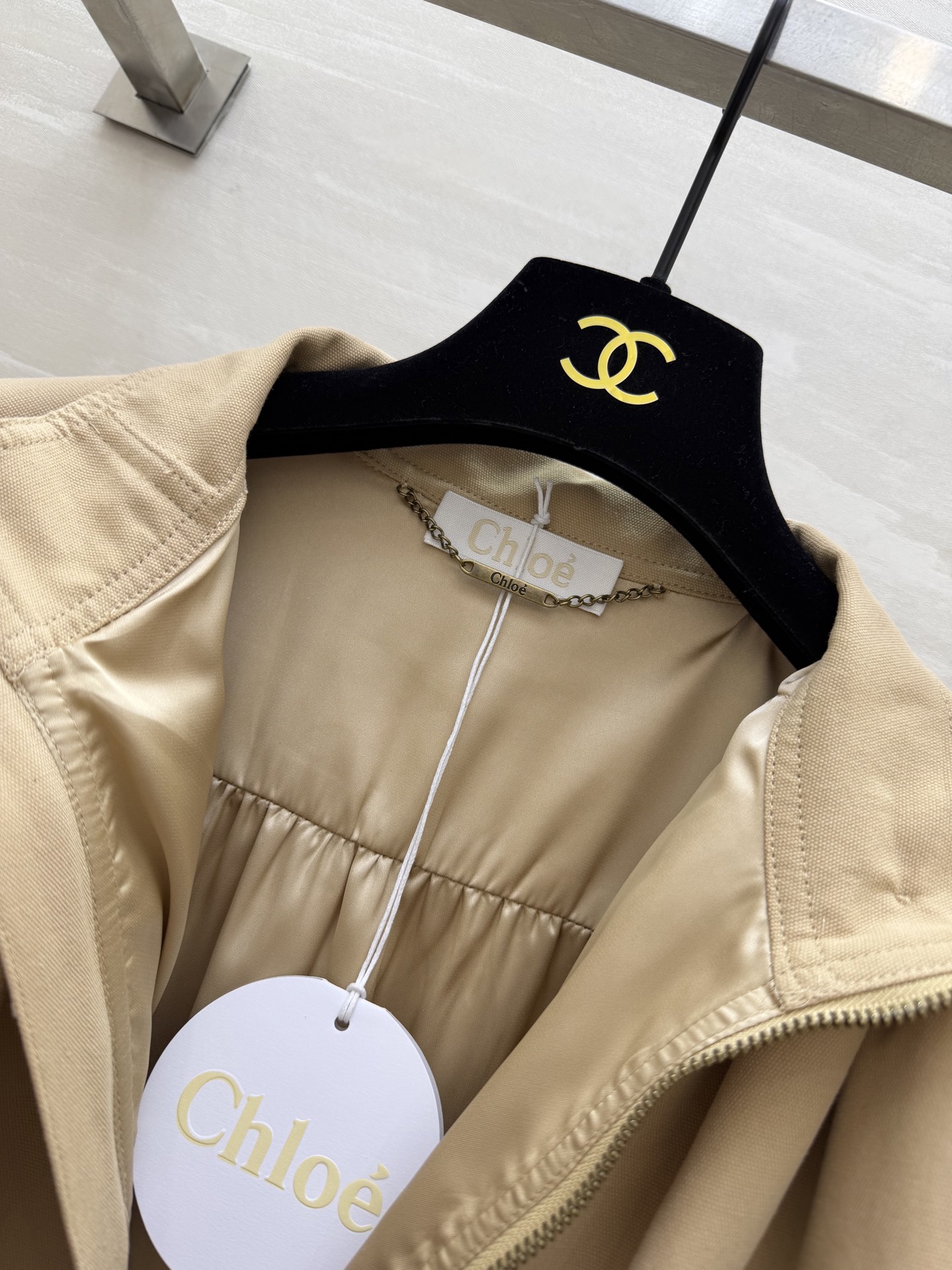 #Chloé²⁶早春新款 短款外套 棉质帆布材质 立领+金属拉链设计 复古又摩登 胸前褶皱和泡泡袖超有设