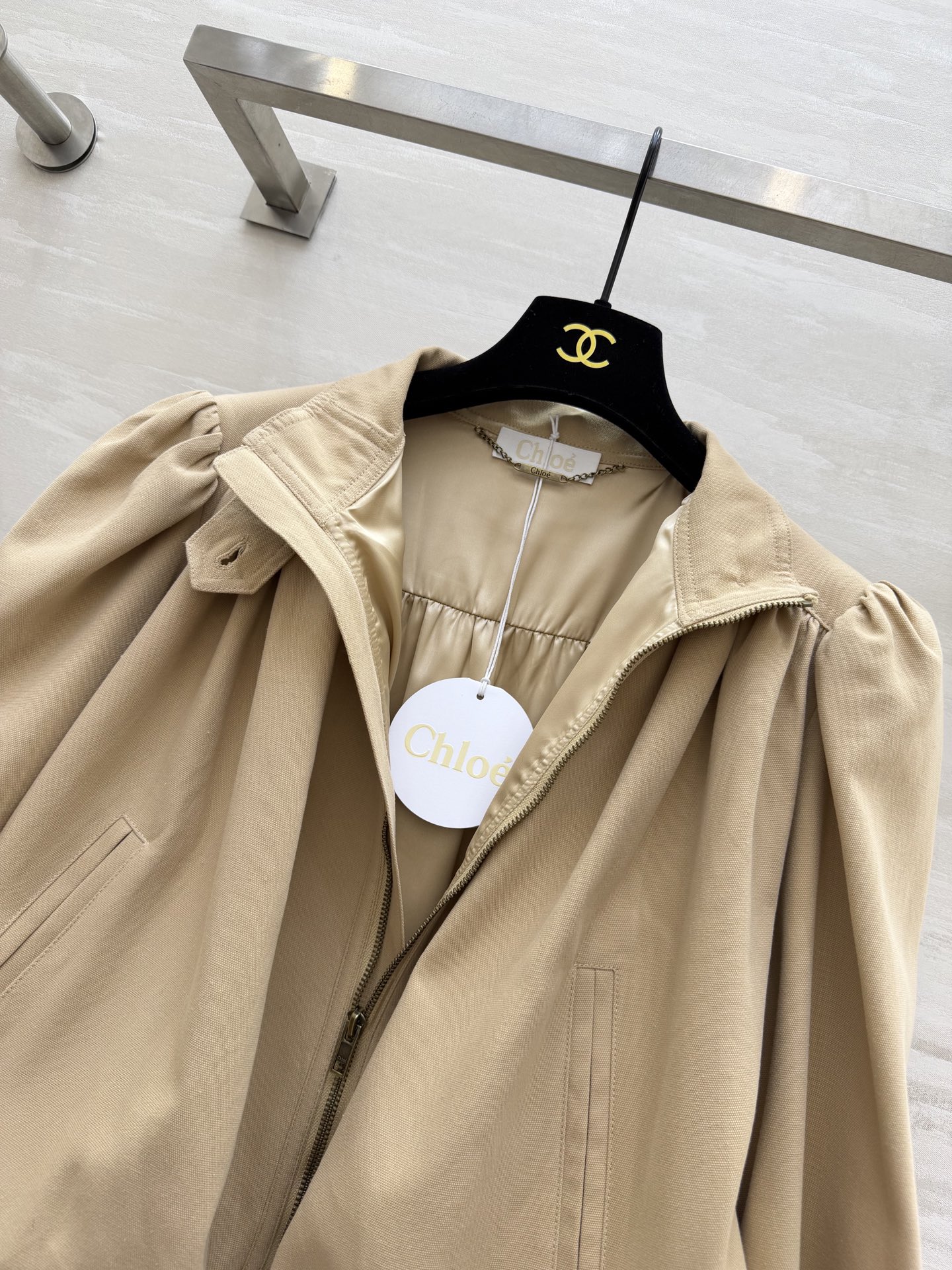 #Chloé²⁶早春新款 短款外套 棉质帆布材质 立领+金属拉链设计 复古又摩登 胸前褶皱和泡泡袖超有设