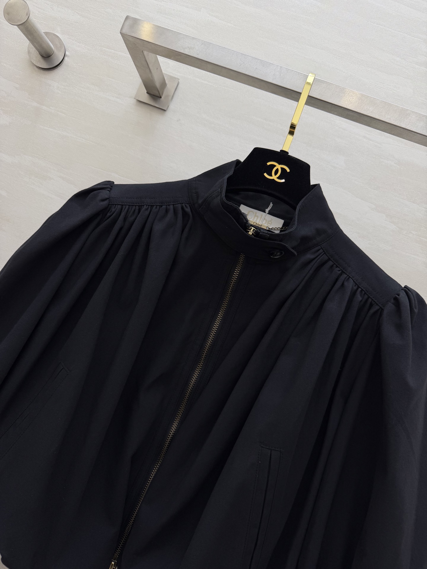 #Chloé²⁶早春新款 短款外套 棉质帆布材质 立领+金属拉链设计 复古又摩登 胸前褶皱和泡泡袖超有设