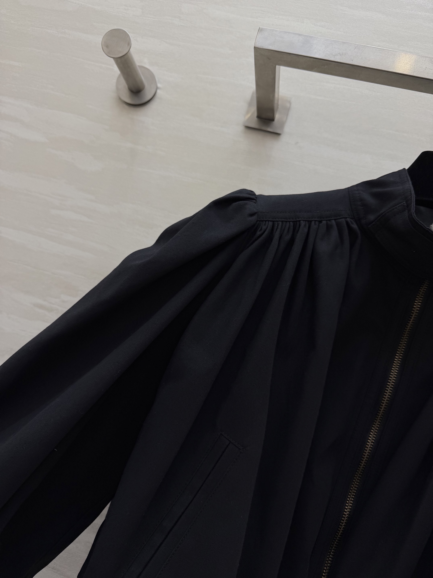 #Chloé²⁶早春新款 短款外套 棉质帆布材质 立领+金属拉链设计 复古又摩登 胸前褶皱和泡泡袖超有设