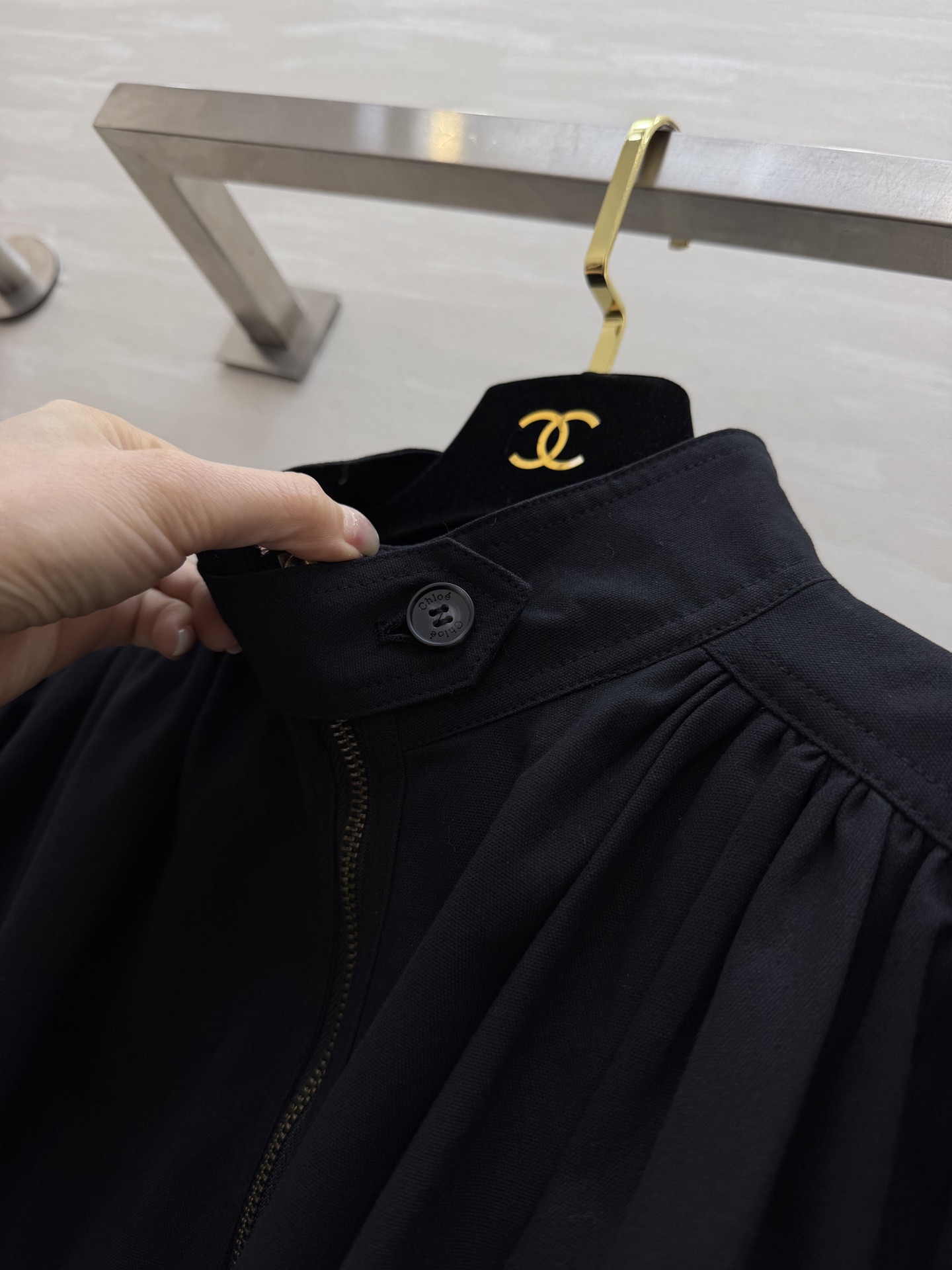 #Chloé²⁶早春新款 短款外套 棉质帆布材质 立领+金属拉链设计 复古又摩登 胸前褶皱和泡泡袖超有设