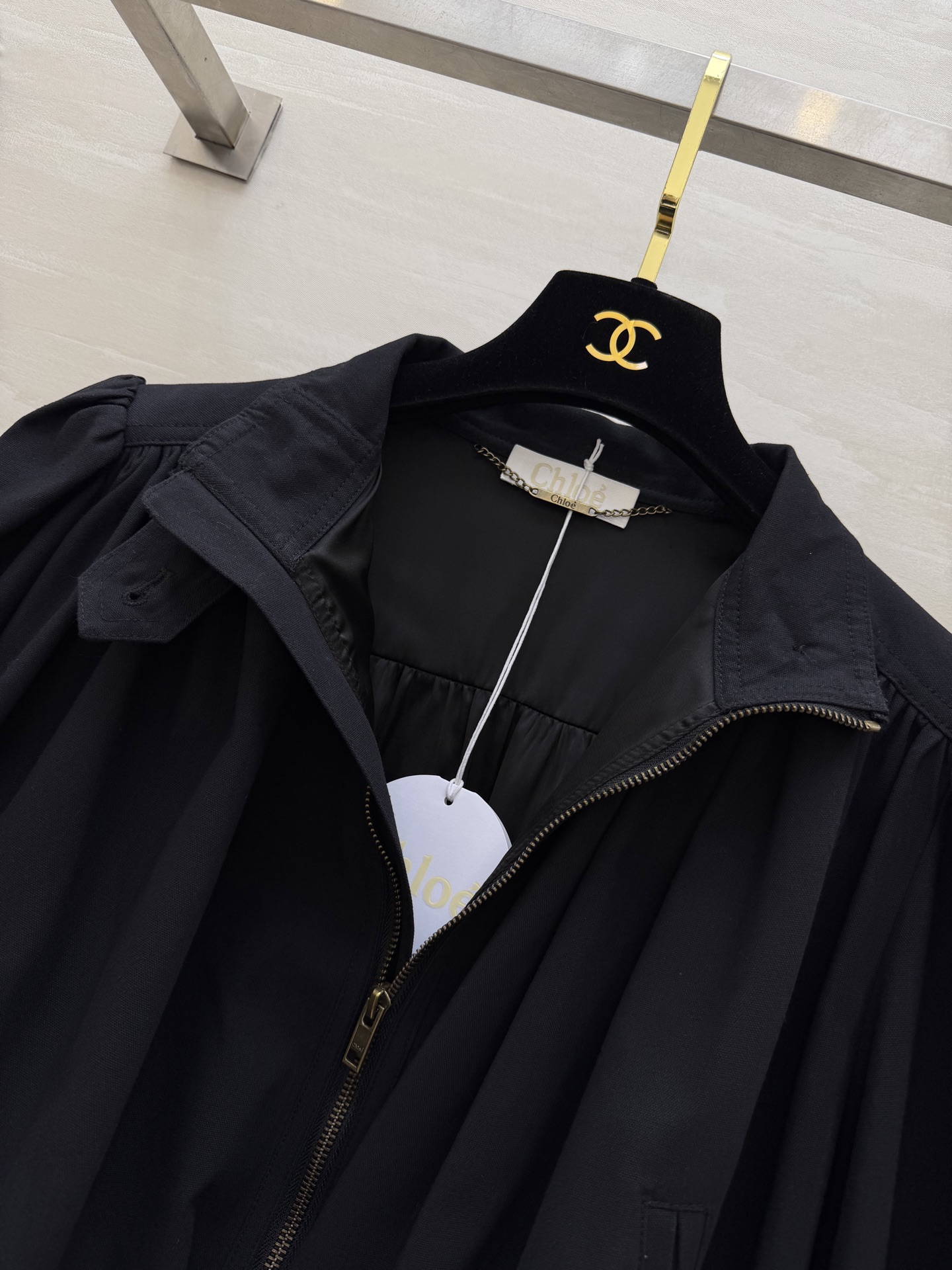 #Chloé²⁶早春新款 短款外套 棉质帆布材质 立领+金属拉链设计 复古又摩登 胸前褶皱和泡泡袖超有设