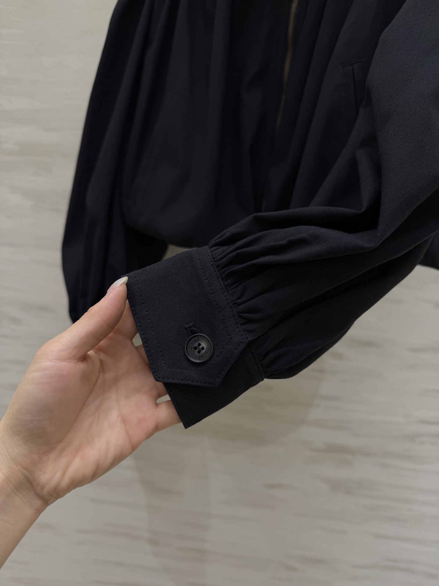 #Chloé²⁶早春新款 短款外套 棉质帆布材质 立领+金属拉链设计 复古又摩登 胸前褶皱和泡泡袖超有设