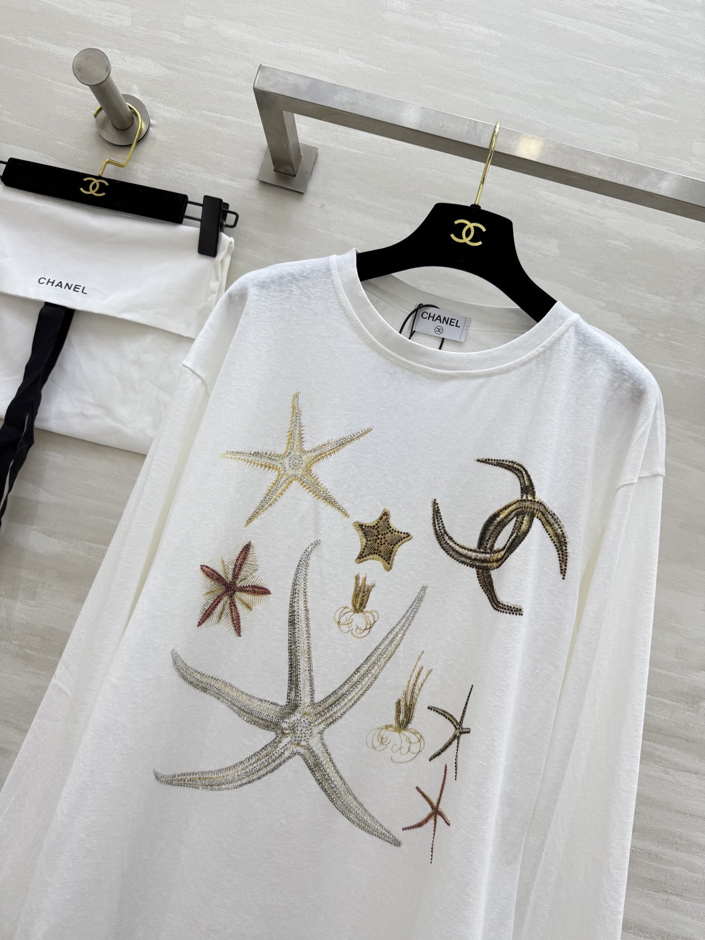 #Chane♡²⁶防晒长袖上衣 带钻！超级美很重工 真的无敌舒服！上身完全不会贴在皮肤上！薄薄软软滑滑的