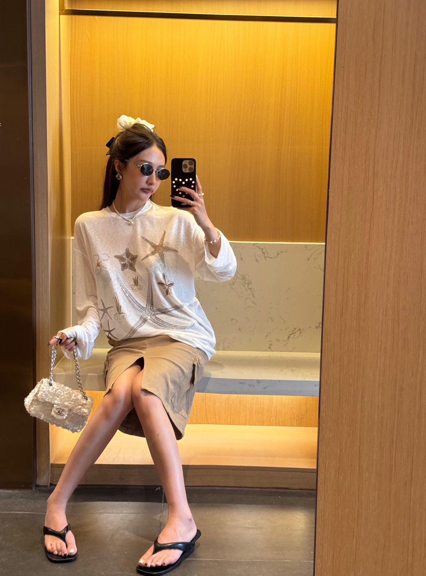 NO:723391,Under the sun, it feels like wearing luck on your body. The lazy oversize version + dropped shoulder sleeves hide the muscles and make you look slimmer. It is windproof and sunproof and sexy, Chanel-clothing, chanel, versace,19860909阳光下 像把幸运穿在身上 慵懒oversize版型+落肩袖 藏肉显瘦一绝  防风防晒又性感,香奈儿-服装,chanel,versace,,Women's clothing