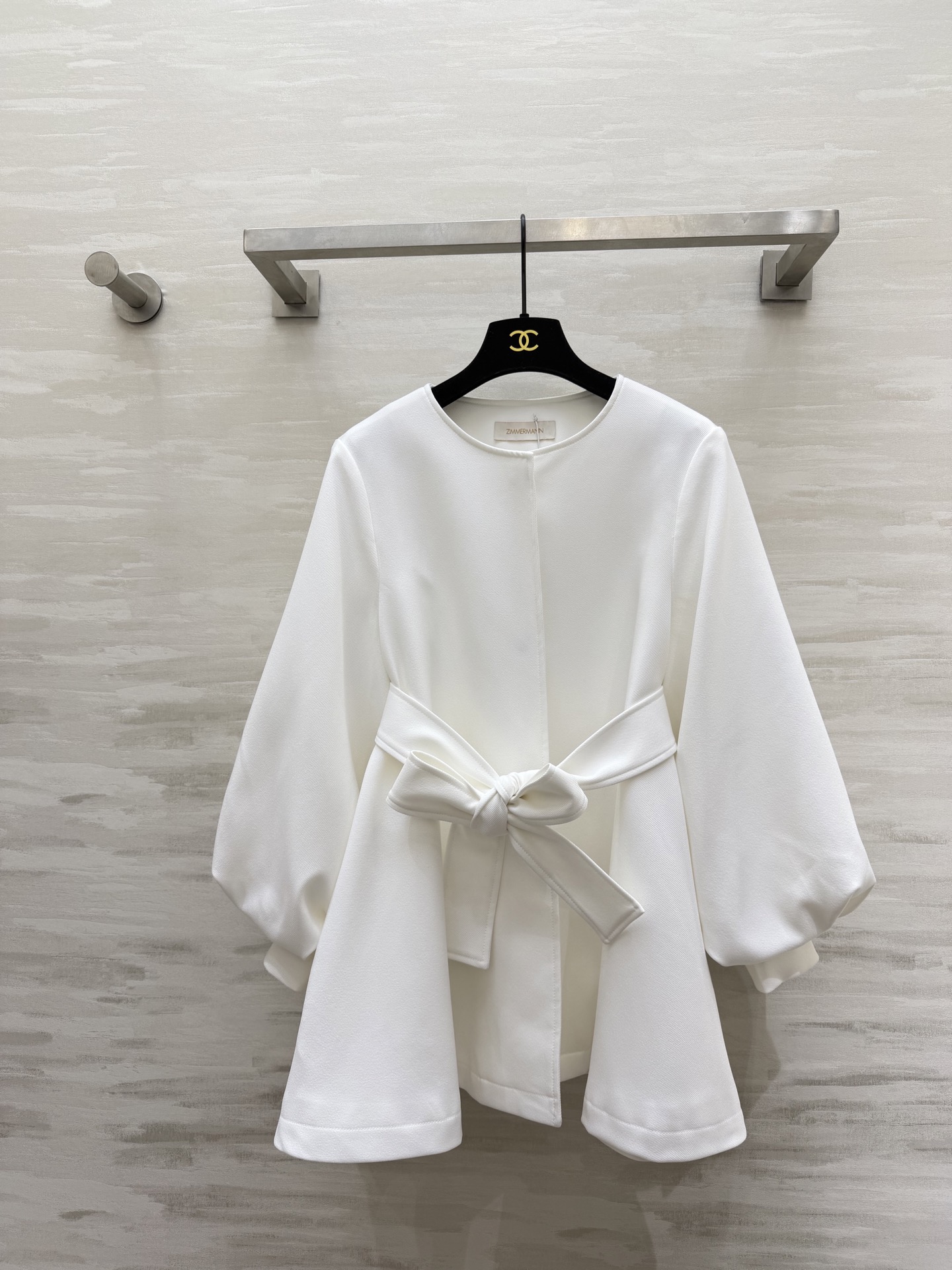 NO:723362,#ZIMMERMAN Spring and Summer New Style Lantern Sleeve Waisted Jacket Gentle to the bone atmosphere jacket minimalist round neck + neat tailoring Comes with a high-end filter Lantern sleeve design is elegant and majestic Belt waist shows proportion Black and white with eyes closed, looks great with suit pants/skirts High quality customization Available in stock first size S/M/L/XL (S size shoulder width 38, bust 100, length 73), Zimmerman-clothing, skirts, jackets  & coats, business suits,19860909#ZIMMERMAN春夏新款 灯笼袖收腰外套 温柔到骨子里的氛围感外套极简圆领+利落剪裁 自带高级感滤镜 灯笼袖设计优雅大气 腰带收腰显比例 黑白两色闭眼入 搭西装裤/半裙都很绝 高品质定制 现货首发sizeS/M/L/XL（s码肩宽38,胸围100,衣长73）,兹默曼-服装,skirts,jackets & coats,business suit,,Women's clothing