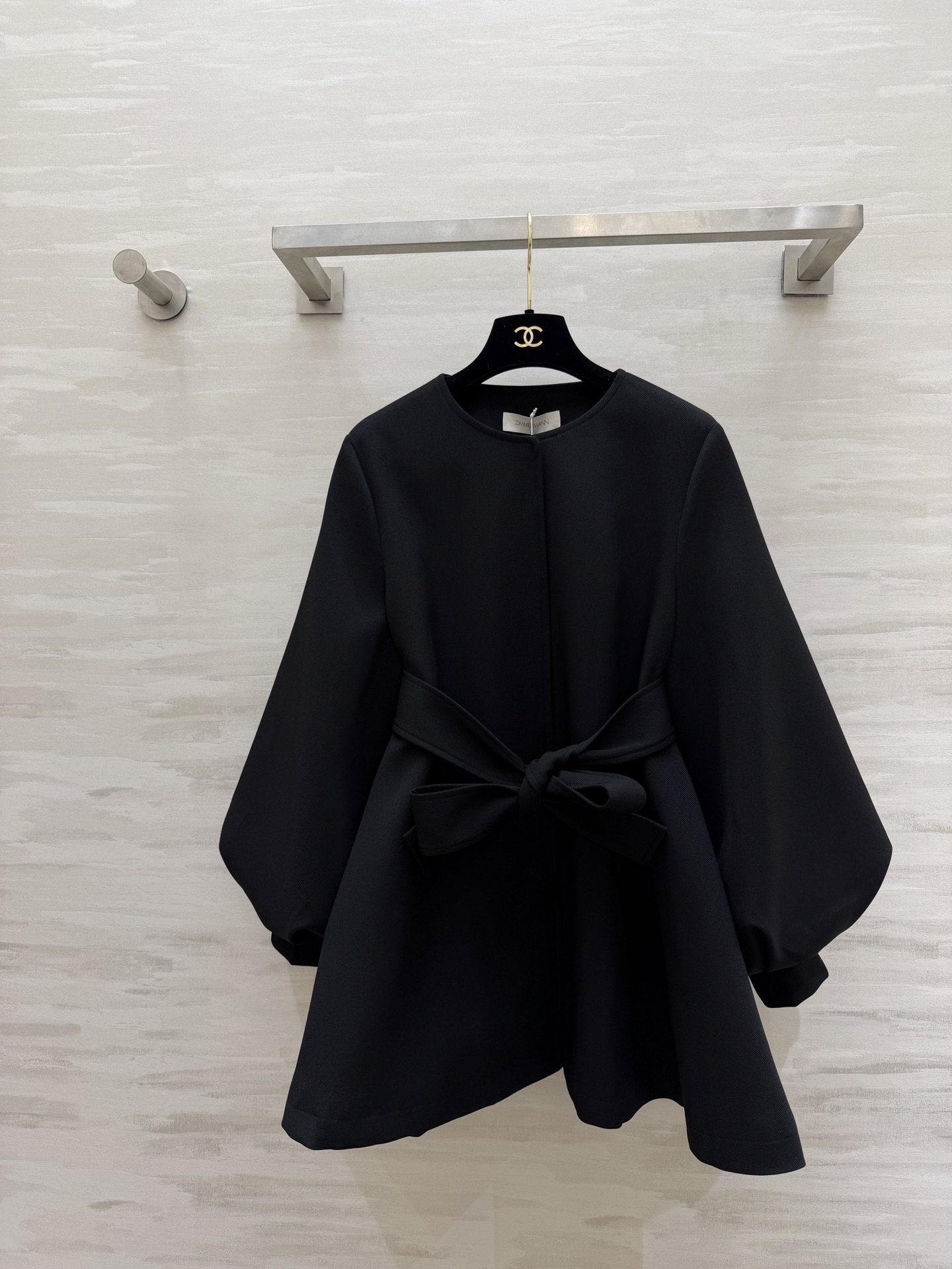 NO:723371,#ZIMMERMAN Spring and Summer New Style Lantern Sleeve Waisted Jacket Gentle to the bone atmosphere jacket minimalist round neck + neat tailoring Comes with a high-end filter Lantern sleeve design is elegant and majestic Belt waist shows proportion Black and white with eyes closed, looks great with suit pants/skirts High quality customization Available in stock first size S/M/L/XL (S size shoulder width 38, bust 100, length 73), Zimmerman-clothing, skirts, jackets  & coats, business suits,19860909#ZIMMERMAN春夏新款 灯笼袖收腰外套 温柔到骨子里的氛围感外套极简圆领+利落剪裁 自带高级感滤镜 灯笼袖设计优雅大气 腰带收腰显比例 黑白两色闭眼入 搭西装裤/半裙都很绝 高品质定制 现货首发sizeS/M/L/XL（s码肩宽38,胸围100,衣长73）,兹默曼-服装,skirts,jackets & coats,business suit,,Women's clothing