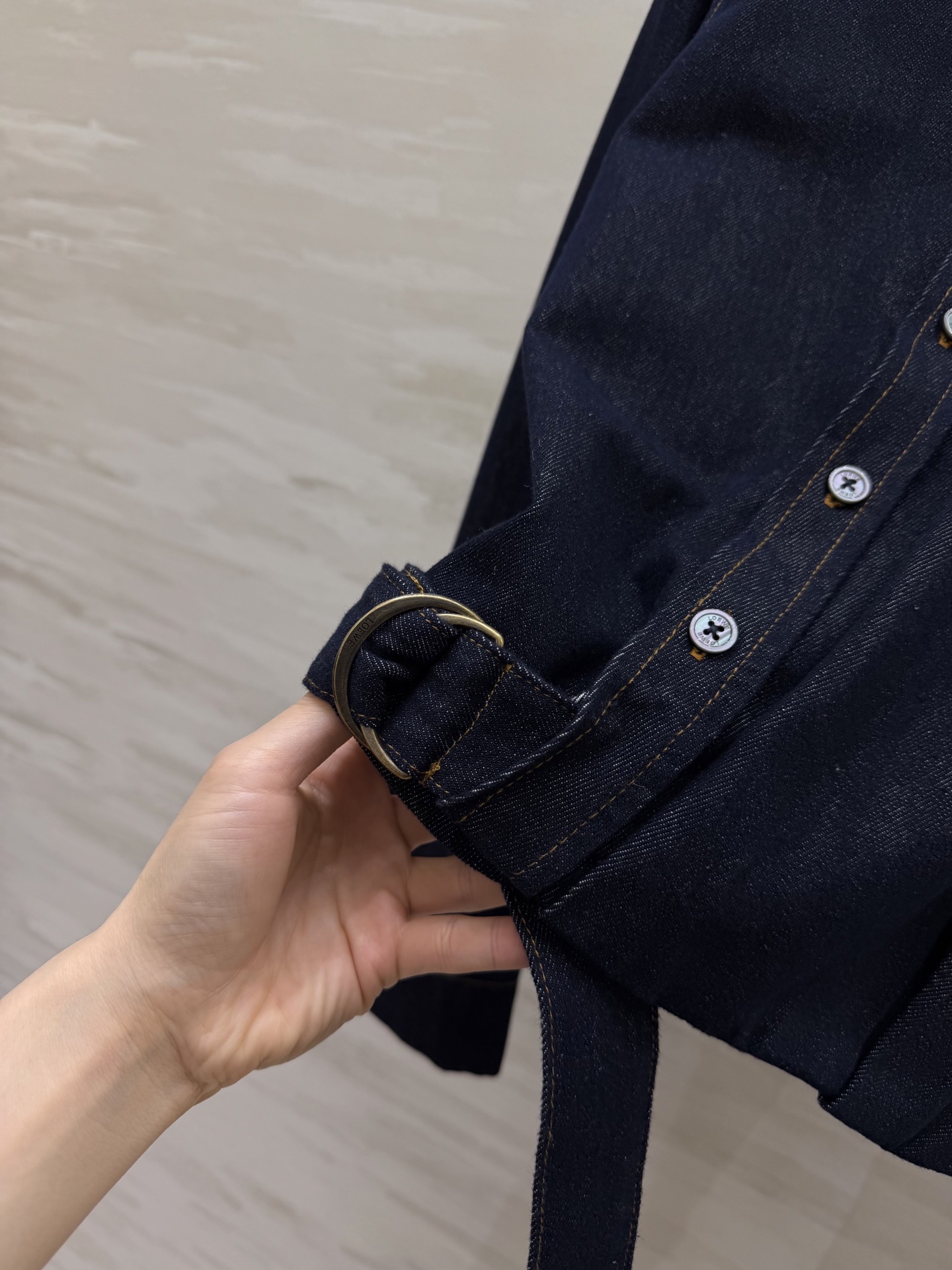 #LOEW♡²⁶｜全新解构单宁牛仔衬衣外套 什么是松弛感？解构垂坠衬衫手拿把掐🤠干净利落又不失趣味性全新