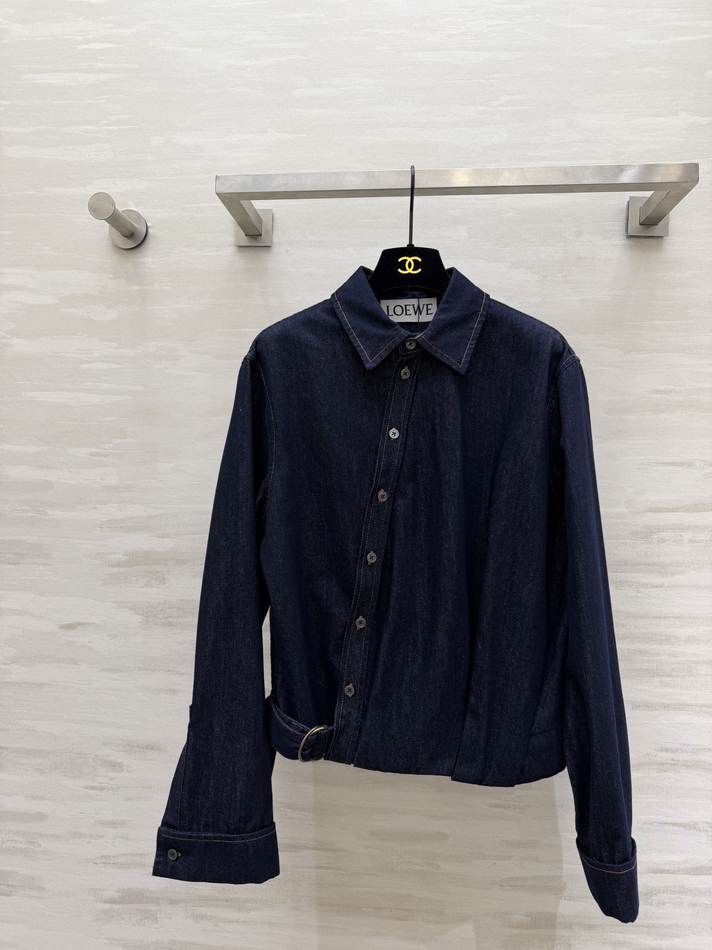 NO:723349,#LOEW｜New deconstructed denim denim shirt jacket What is relaxation?  The deconstructed drape shirt is pinched by the handle. It is neat and interesting. The new D-ring belt has perfect practicality. The asymmetric shirt adopts a twisted structure. Loewe is indeed the originator of deconstruction. High-quality customization. Available in stock first size S/M/L (S size shoulder width 43, bust 106, length 54), Loewe-clothing, loewe, loewe, jackets & coats, shirts,19860909#LOEW｜全新解构单宁牛仔衬衣外套 什么是松弛感？ 解构垂坠衬衫手拿把掐 干净利落又不失趣味性 全新的D形环腰带 实用性满分 不对称衬衫采用扭曲结构 罗意威果然是解构主义的鼻祖 高品质定制 现货首发sizeS/M/L（s码肩宽43,胸围106,衣长54）,罗意威-服装,loewe,loewe,jackets & coats,shirts,,Women's clothing