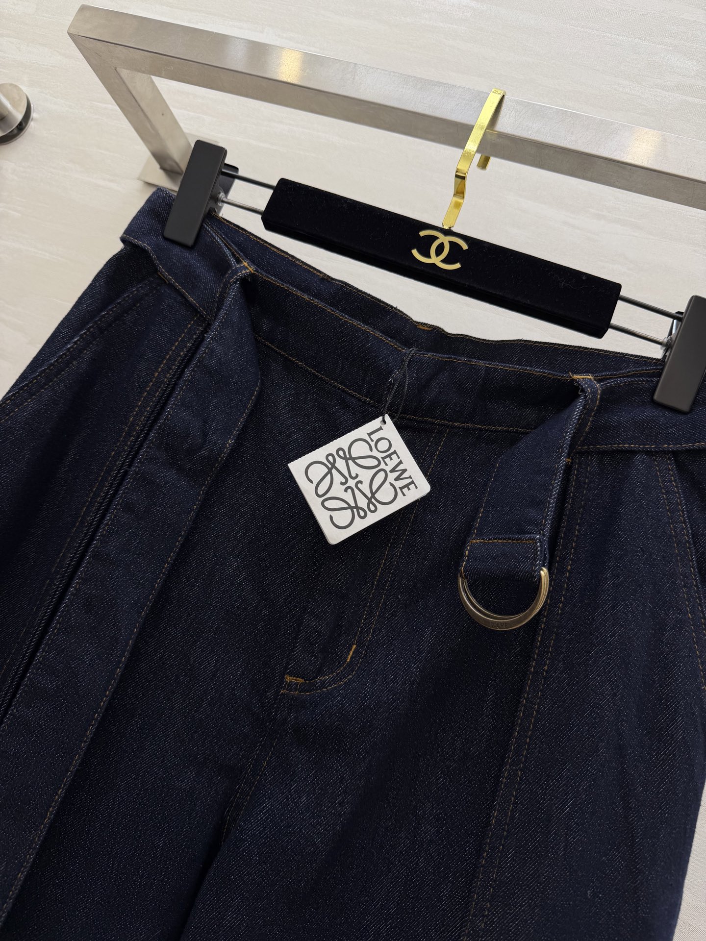 #Loew♡²⁶阔腿牛仔裤 深蓝水洗丹宁面料 质感细腻有垂坠感 高腰+腰带设计 金属圆扣超有辨识度✨ 修