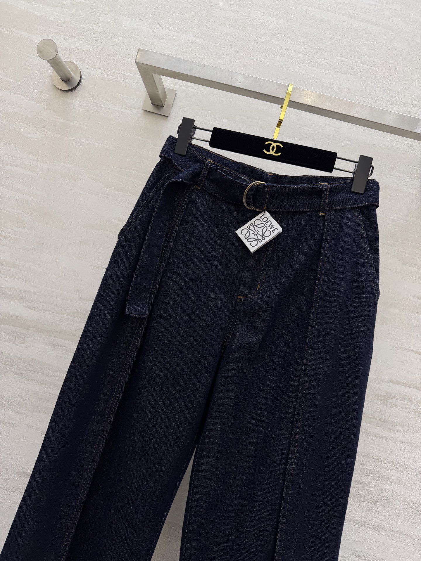 #Loew♡²⁶阔腿牛仔裤 深蓝水洗丹宁面料 质感细腻有垂坠感 高腰+腰带设计 金属圆扣超有辨识度✨ 修