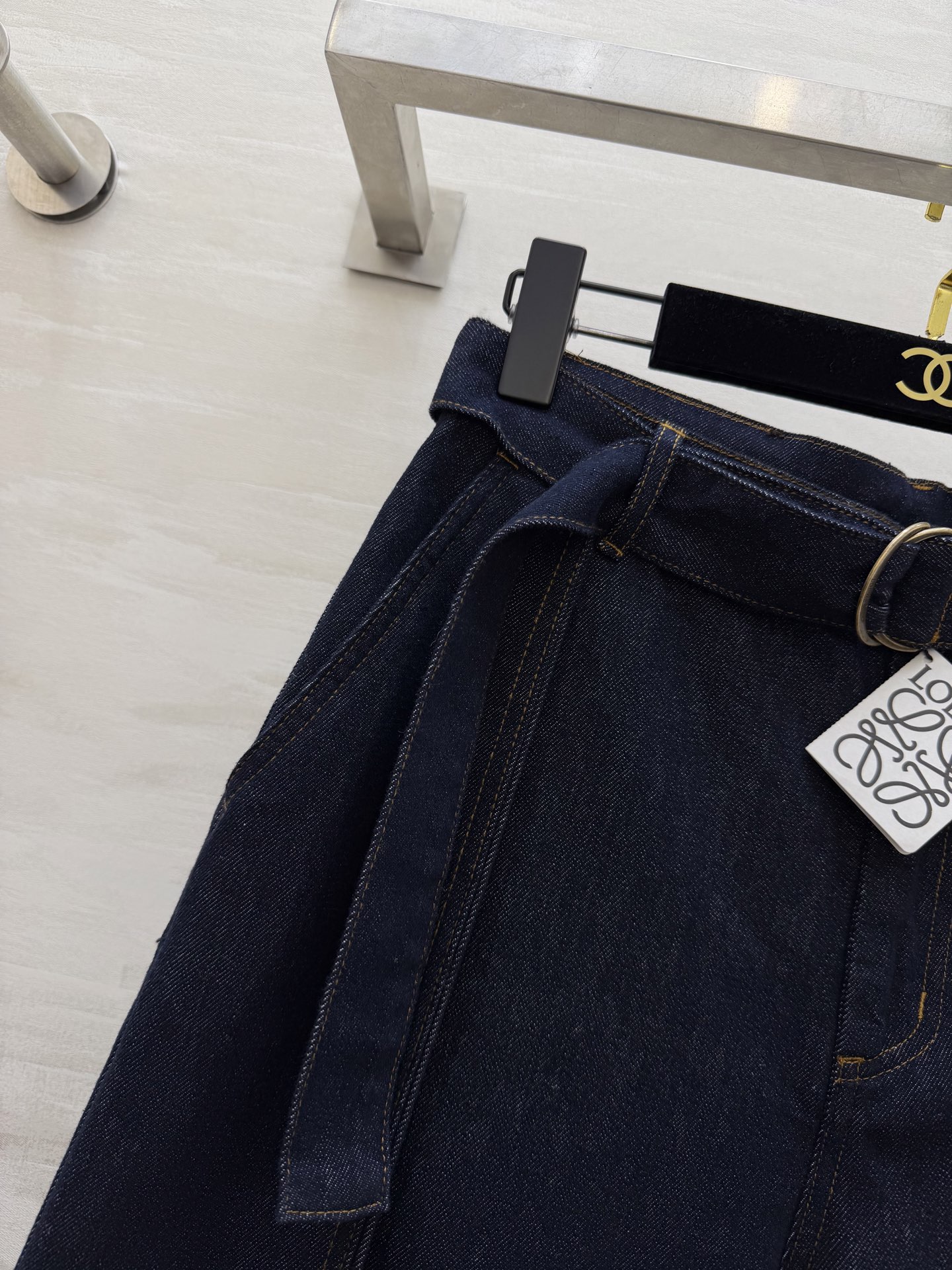 #Loew♡²⁶阔腿牛仔裤 深蓝水洗丹宁面料 质感细腻有垂坠感 高腰+腰带设计 金属圆扣超有辨识度✨ 修