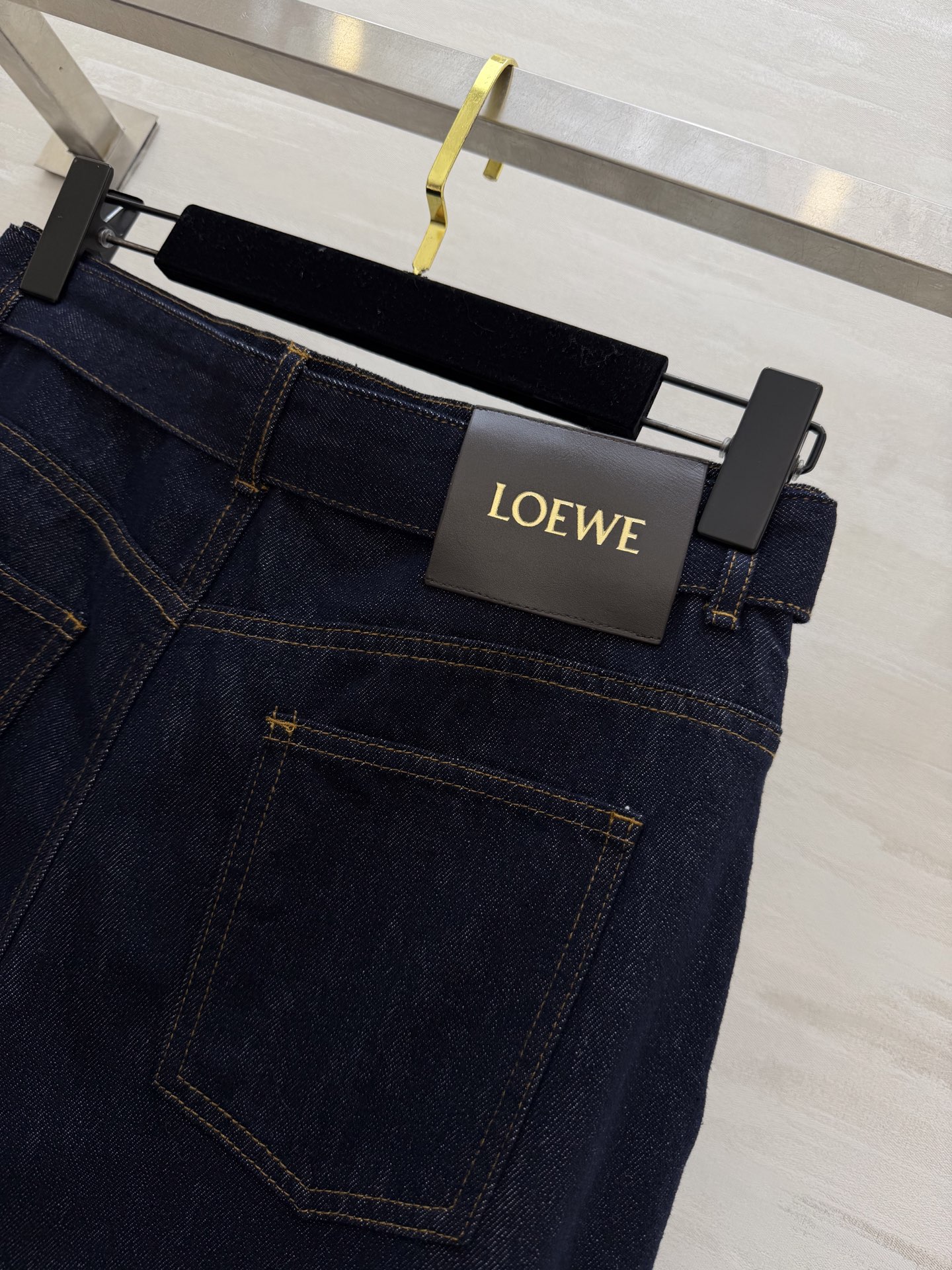 #Loew♡²⁶阔腿牛仔裤 深蓝水洗丹宁面料 质感细腻有垂坠感 高腰+腰带设计 金属圆扣超有辨识度✨ 修