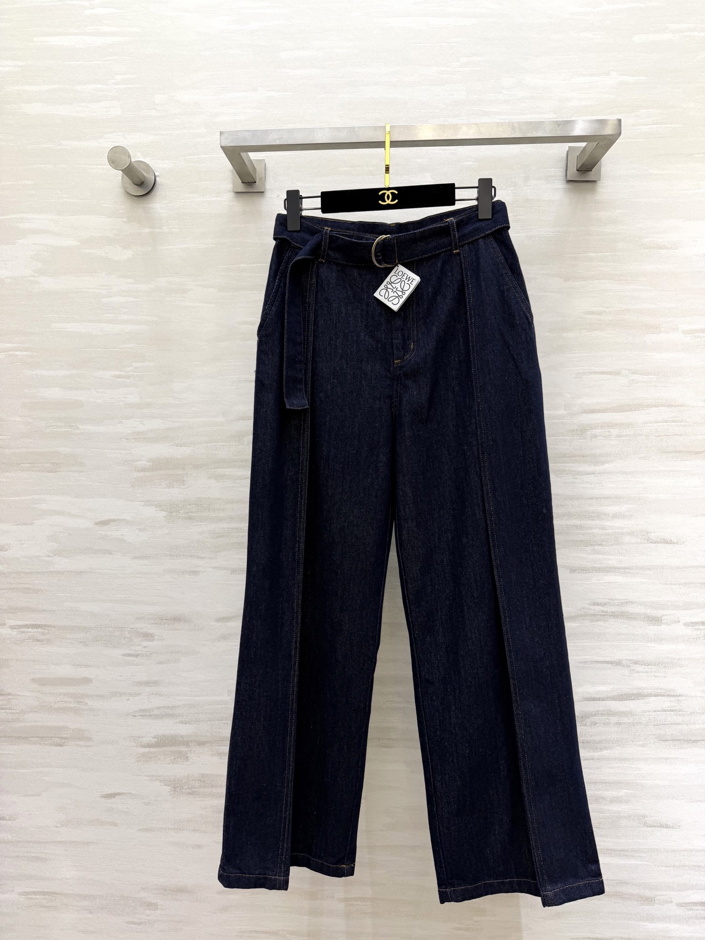 NO:723361,#Loew wide-leg jeans, dark blue washed denim fabric, delicate texture and drape, high waist + belt design, metal round buckle is very recognizable, modifies the waistline, elongates the leg proportions, straight wide-leg version, comfortable and long legs, easy to manage for commuting and leisure, pair with simple tops or shirts and jackets of the same series, easy to get elegant and casual style, a must-have versatile item in the wardrobe!  High-quality customization, available in stock first size S/M/L (S size waist 68, hip 96, pants length 99), Loewe-clothing, loewe, loewe, jeans, jackets & coats,19860909#Loew阔腿牛仔裤 深蓝水洗丹宁面料 质感细腻有垂坠感 高腰+腰带设计 金属圆扣超有辨识度 修饰腰线 拉长腿部比例 直筒阔腿版型 舒适又显腿长 通勤休闲都能轻松驾驭 搭配简约上衣或同系列衬衣外套 轻松get优雅随性风 衣橱必备百搭单品！高品质定制 现货首发sizeS/M/L（s码腰围68,臀围96,裤长99）,罗意威-服装,loewe,loewe,jeans,jackets & coats,,Women's clothing
