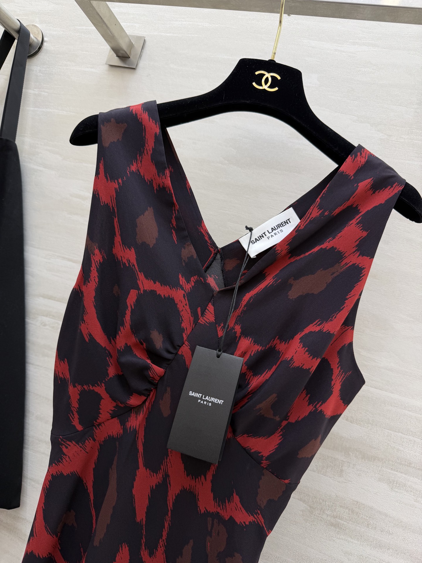 #ysl²⁶春夏新款 法式优雅v领长裙 🖤 自带滤镜的法式优雅 把浪漫穿在身上 红豹纹的野性 波点的复古