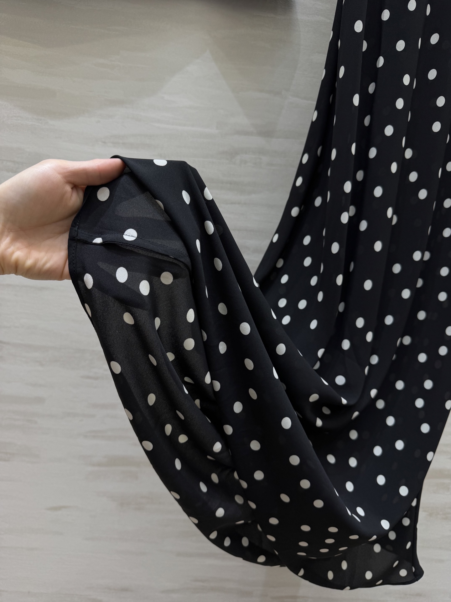 #ysl²⁶春夏新款 法式优雅v领长裙 🖤 自带滤镜的法式优雅 把浪漫穿在身上 红豹纹的野性 波点的复古