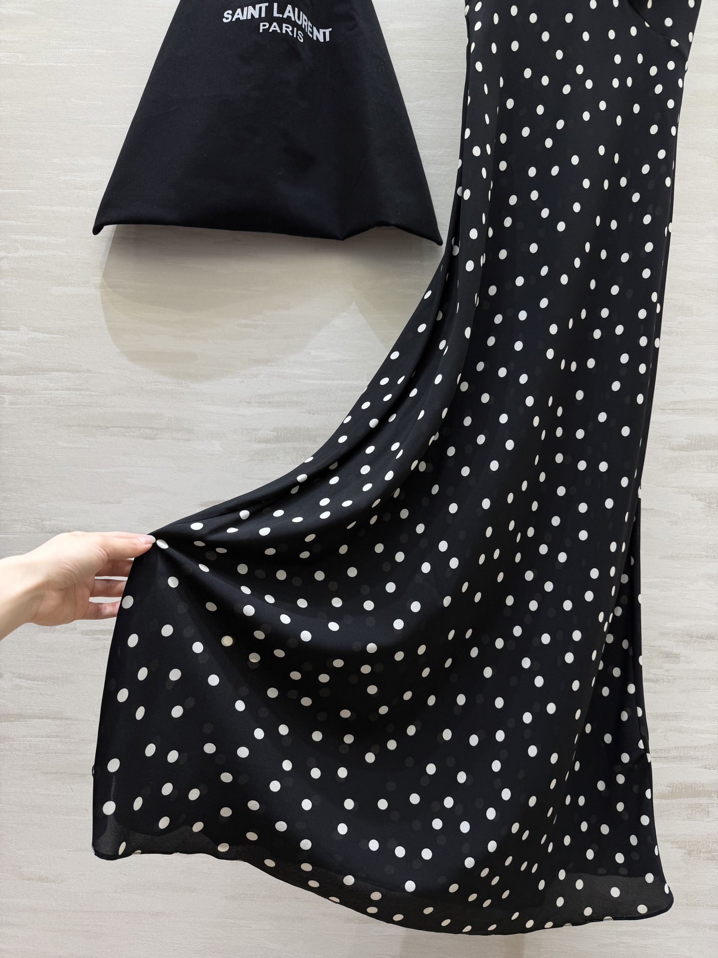 #ysl²⁶春夏新款 法式优雅v领长裙 🖤 自带滤镜的法式优雅 把浪漫穿在身上 红豹纹的野性 波点的复古