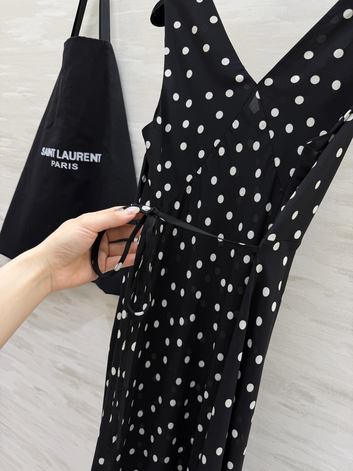 #ysl²⁶春夏新款 法式优雅v领长裙 🖤 自带滤镜的法式优雅 把浪漫穿在身上 红豹纹的野性 波点的复古