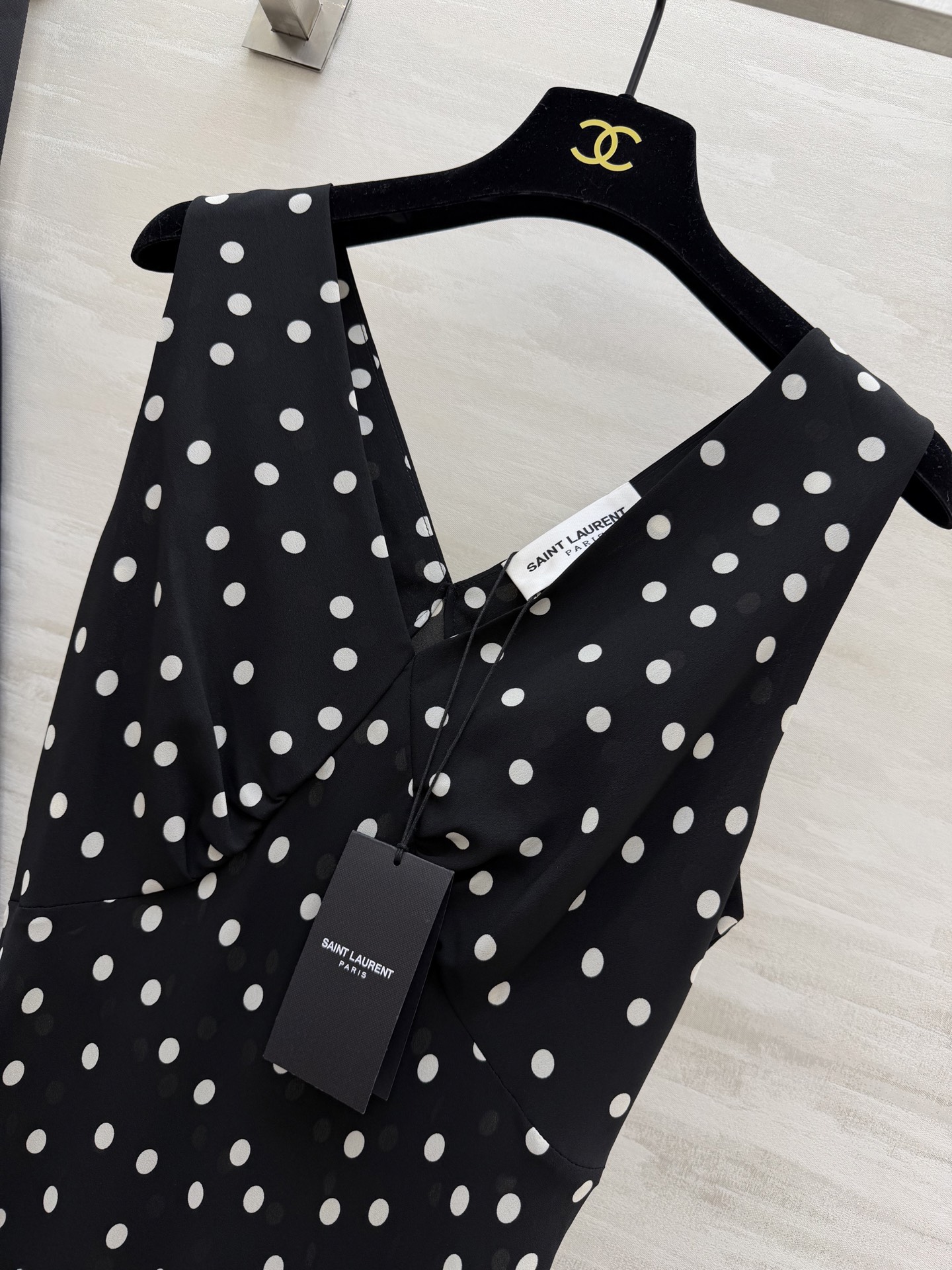 #ysl²⁶春夏新款 法式优雅v领长裙 🖤 自带滤镜的法式优雅 把浪漫穿在身上 红豹纹的野性 波点的复古