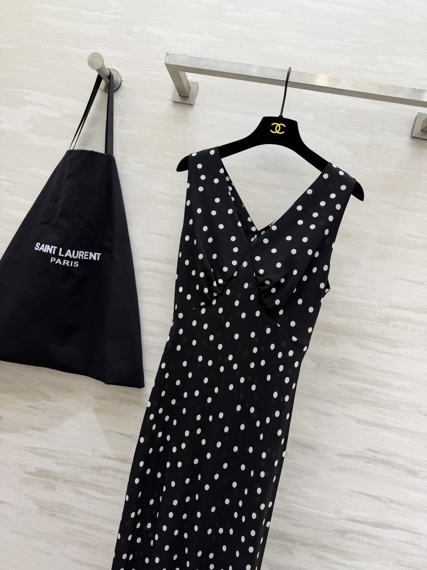 #ysl²⁶春夏新款 法式优雅v领长裙 🖤 自带滤镜的法式优雅 把浪漫穿在身上 红豹纹的野性 波点的复古