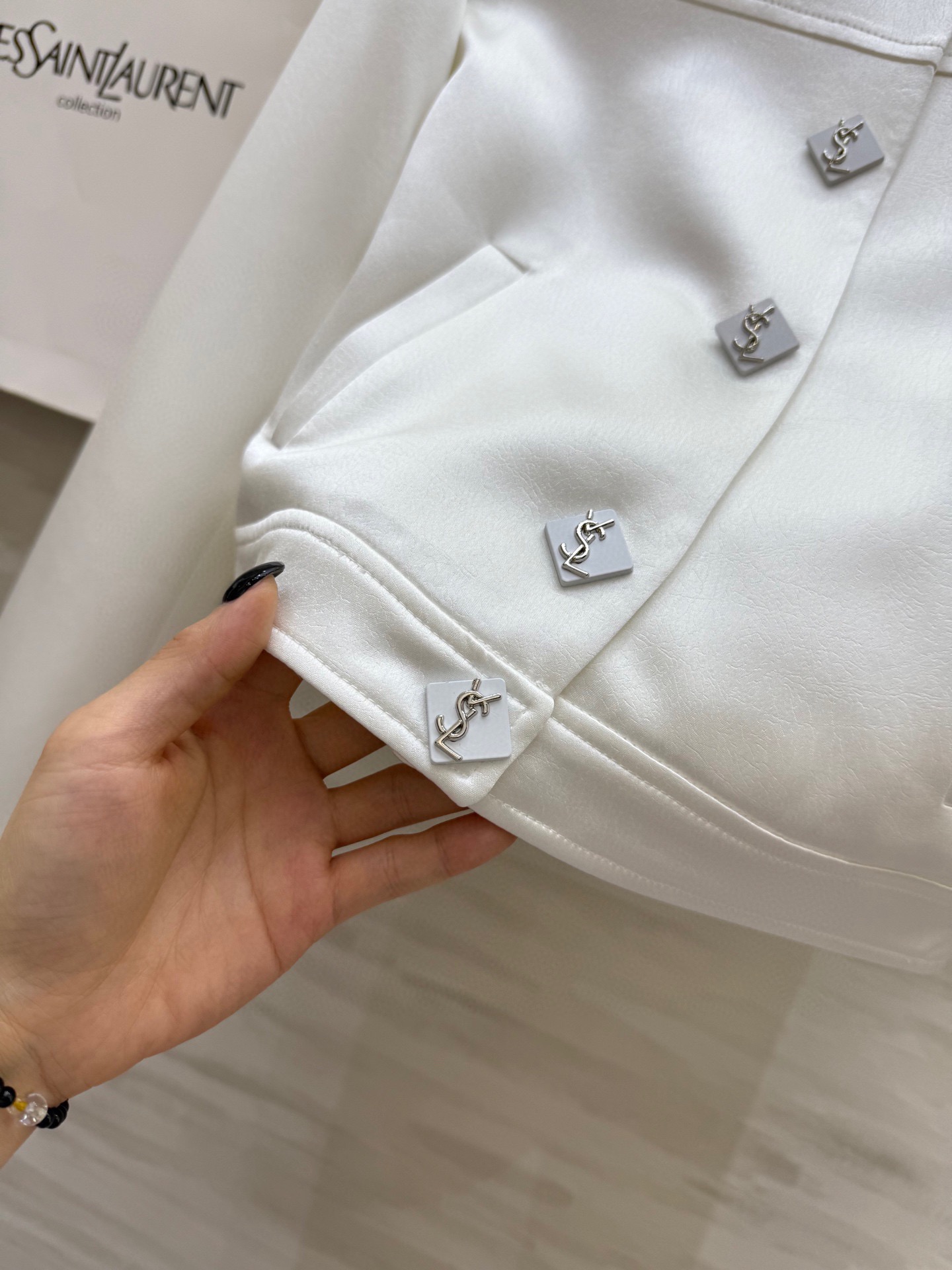 𝗦𝗔𝗜𝗡𝗧 𝗟𝗔𝗨𝗥𝗘𝗡短款夹克外套 进口醋酸裂纹面料质感细腻柔软 短款设计轻松打造完美身材比例 小个子