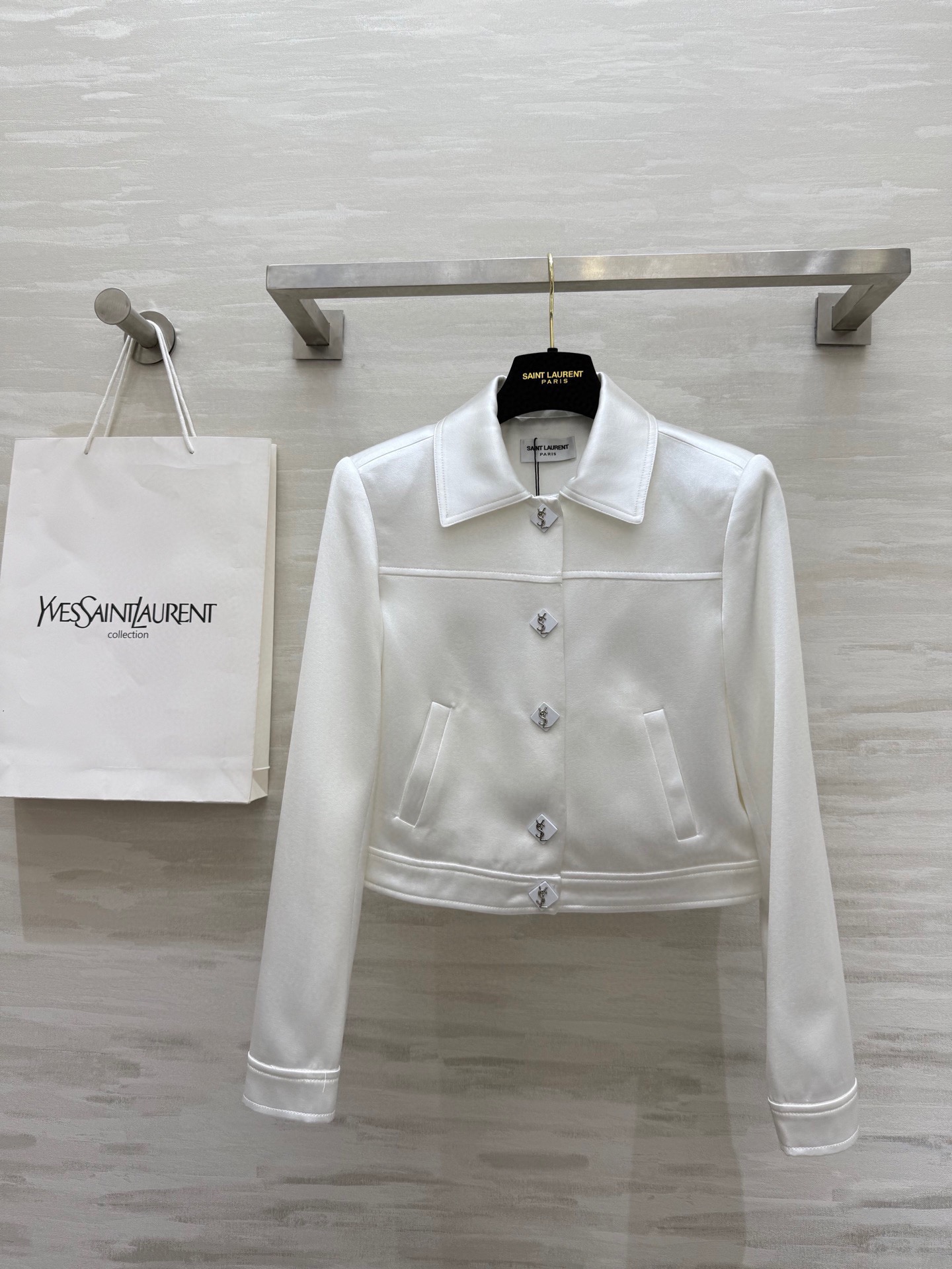 𝗦𝗔𝗜𝗡𝗧 𝗟𝗔𝗨𝗥𝗘𝗡短款夹克外套 进口醋酸裂纹面料质感细腻柔软 短款设计轻松打造完美身材比例 小个子