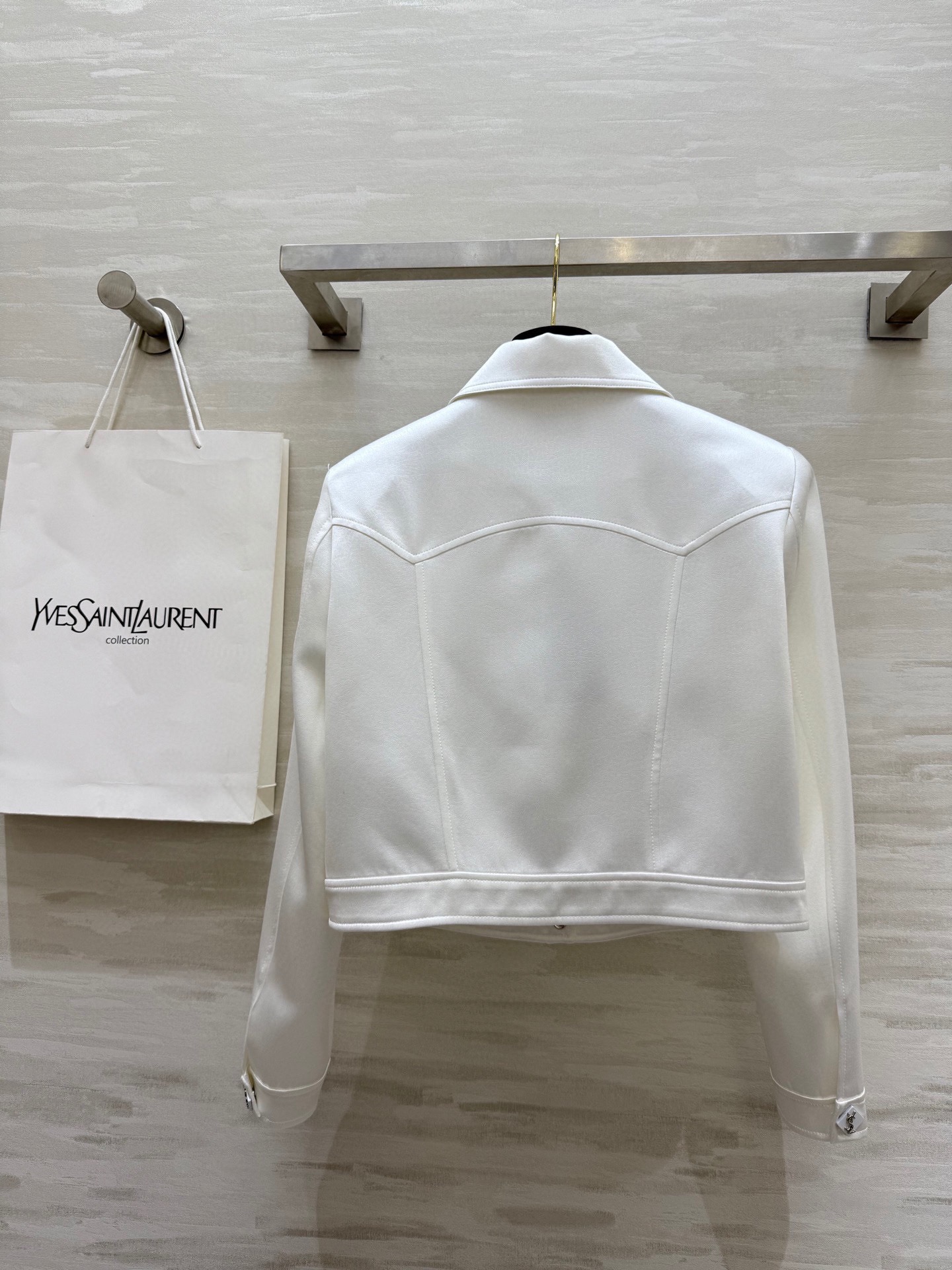 𝗦𝗔𝗜𝗡𝗧 𝗟𝗔𝗨𝗥𝗘𝗡短款夹克外套 进口醋酸裂纹面料质感细腻柔软 短款设计轻松打造完美身材比例 小个子