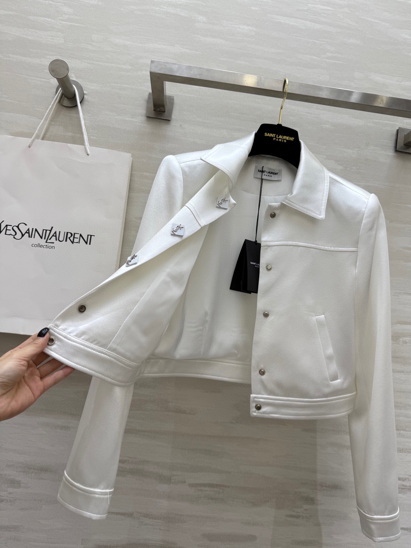 𝗦𝗔𝗜𝗡𝗧 𝗟𝗔𝗨𝗥𝗘𝗡短款夹克外套 进口醋酸裂纹面料质感细腻柔软 短款设计轻松打造完美身材比例 小个子