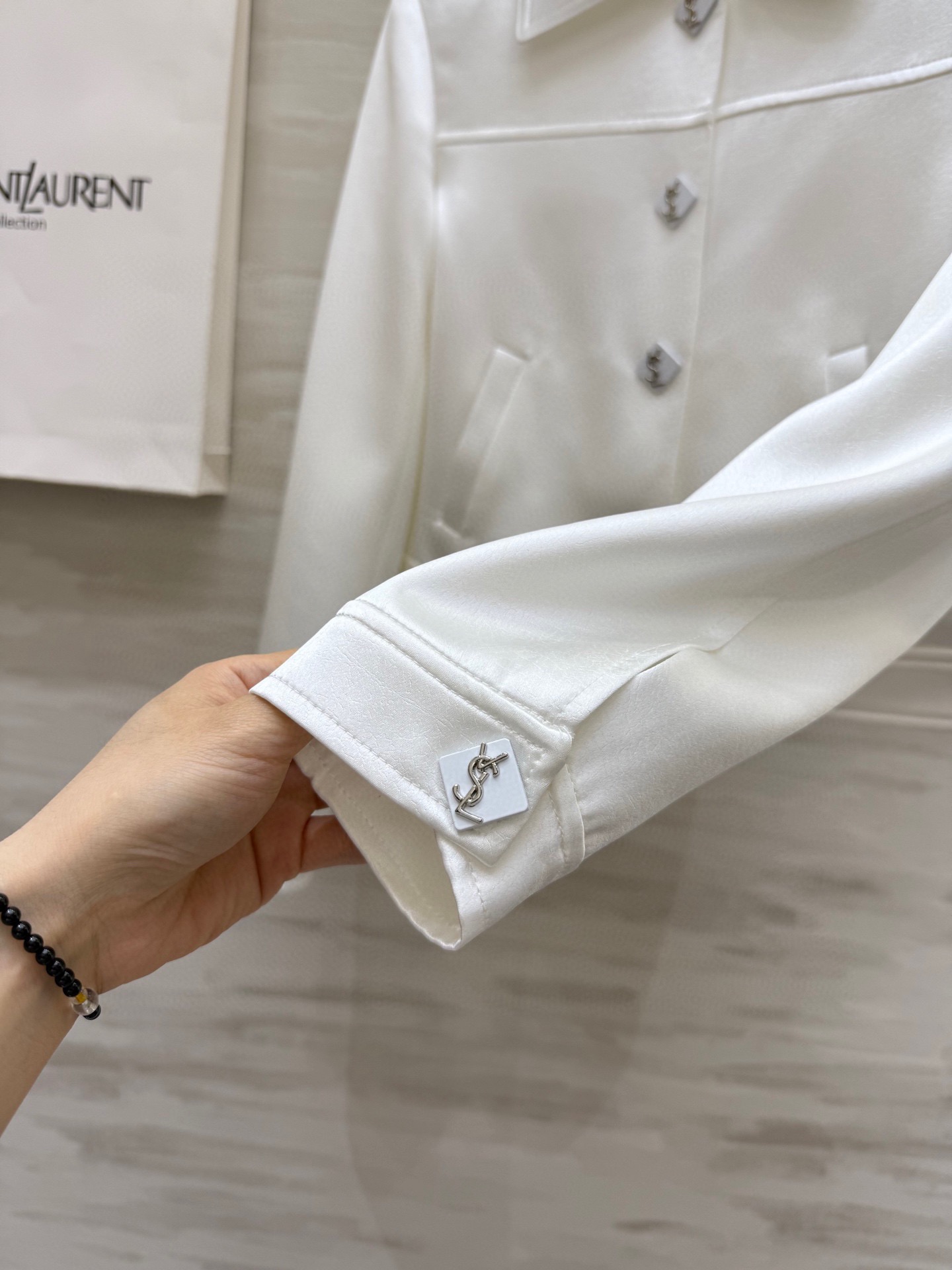 𝗦𝗔𝗜𝗡𝗧 𝗟𝗔𝗨𝗥𝗘𝗡短款夹克外套 进口醋酸裂纹面料质感细腻柔软 短款设计轻松打造完美身材比例 小个子