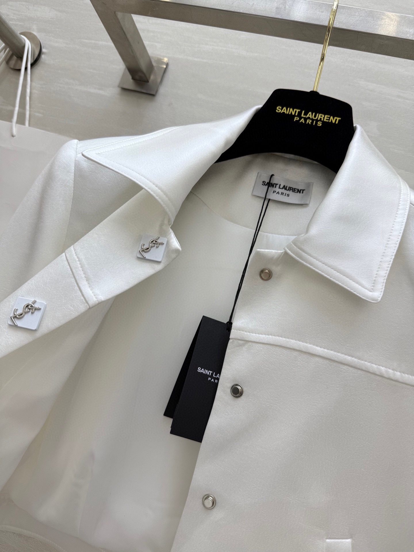 𝗦𝗔𝗜𝗡𝗧 𝗟𝗔𝗨𝗥𝗘𝗡短款夹克外套 进口醋酸裂纹面料质感细腻柔软 短款设计轻松打造完美身材比例 小个子