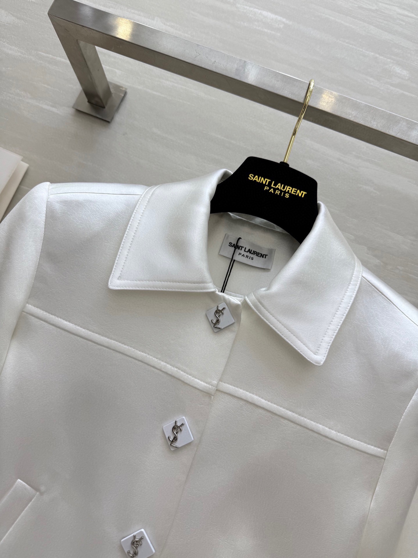 𝗦𝗔𝗜𝗡𝗧 𝗟𝗔𝗨𝗥𝗘𝗡短款夹克外套 进口醋酸裂纹面料质感细腻柔软 短款设计轻松打造完美身材比例 小个子