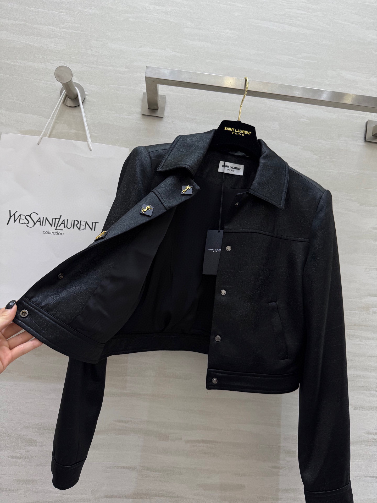 𝗦𝗔𝗜𝗡𝗧 𝗟𝗔𝗨𝗥𝗘𝗡短款夹克外套 进口醋酸裂纹面料质感细腻柔软 短款设计轻松打造完美身材比例 小个子