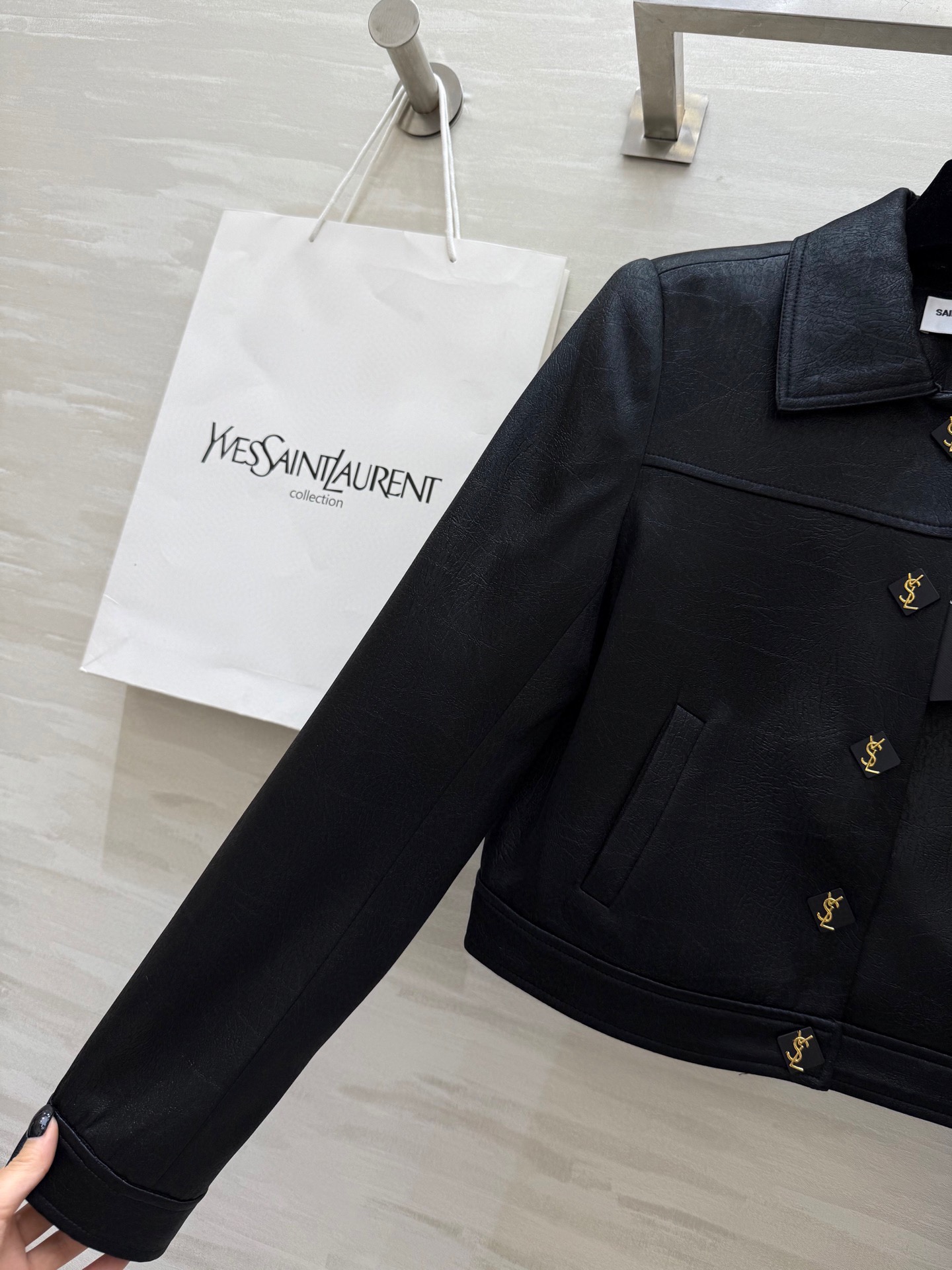 𝗦𝗔𝗜𝗡𝗧 𝗟𝗔𝗨𝗥𝗘𝗡短款夹克外套 进口醋酸裂纹面料质感细腻柔软 短款设计轻松打造完美身材比例 小个子