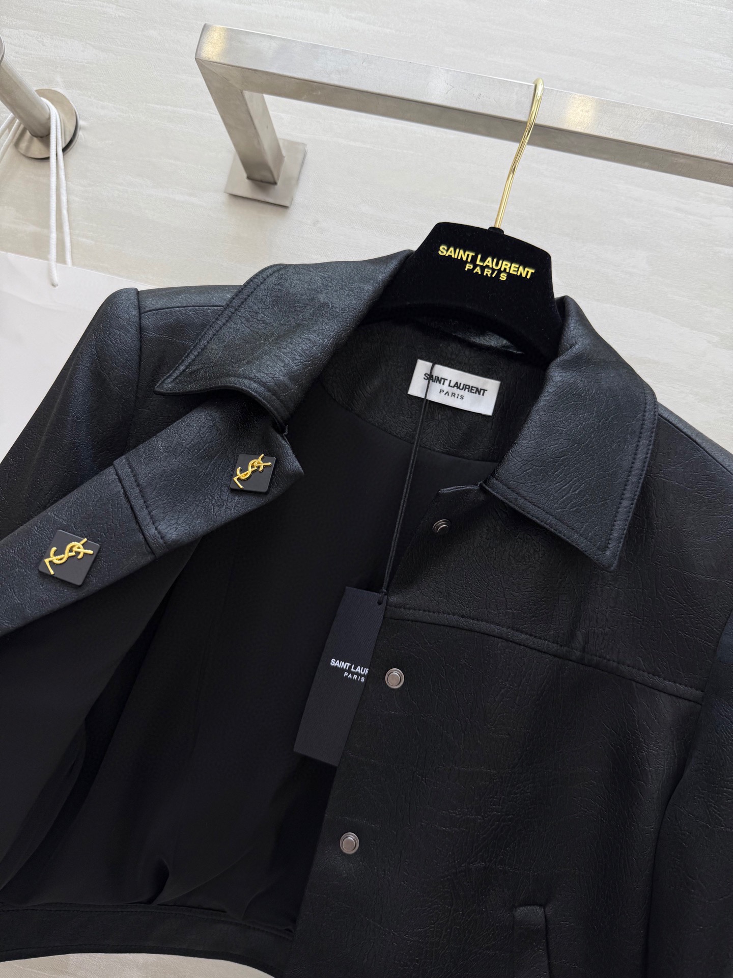 𝗦𝗔𝗜𝗡𝗧 𝗟𝗔𝗨𝗥𝗘𝗡短款夹克外套 进口醋酸裂纹面料质感细腻柔软 短款设计轻松打造完美身材比例 小个子