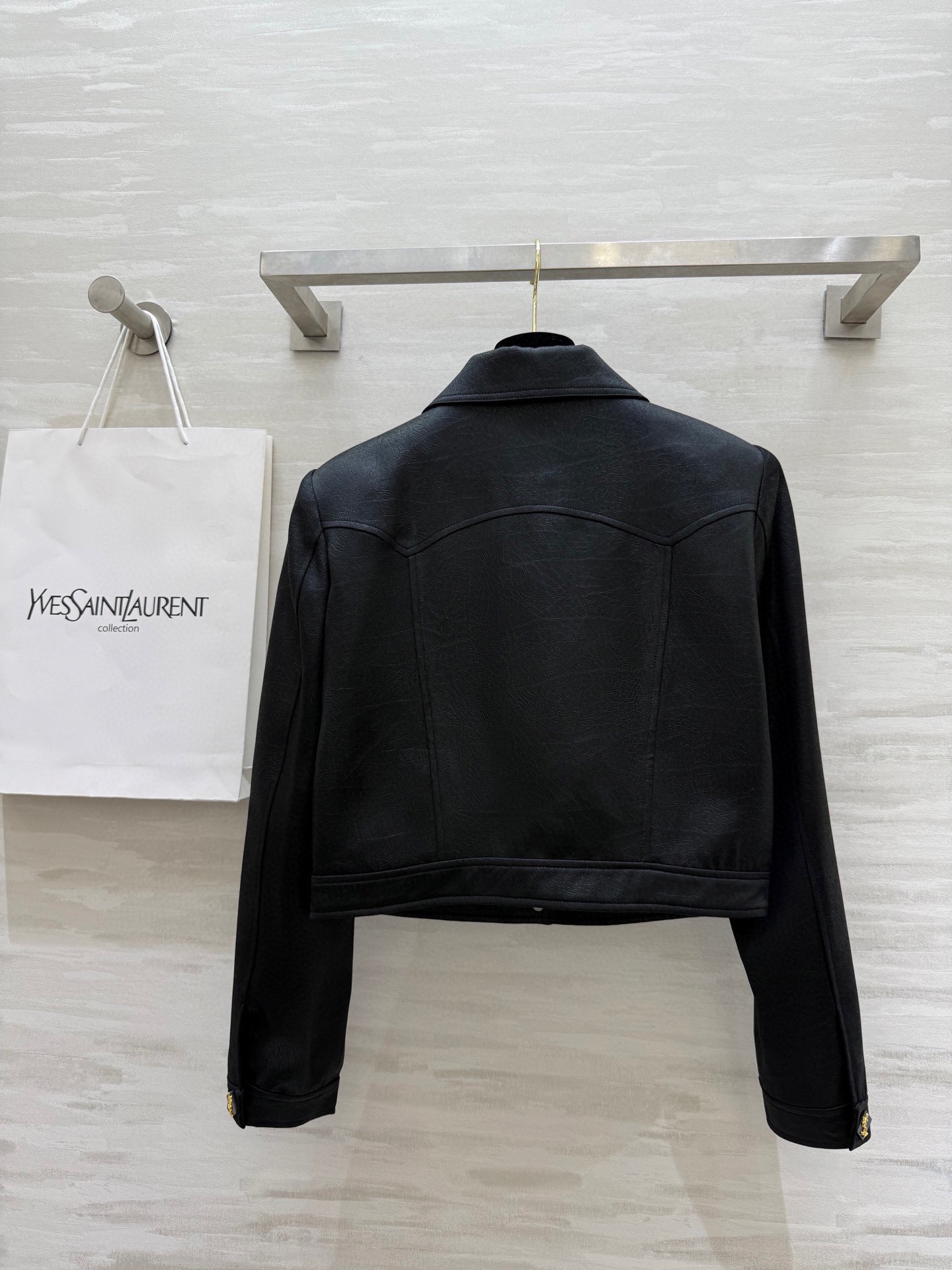 𝗦𝗔𝗜𝗡𝗧 𝗟𝗔𝗨𝗥𝗘𝗡短款夹克外套 进口醋酸裂纹面料质感细腻柔软 短款设计轻松打造完美身材比例 小个子