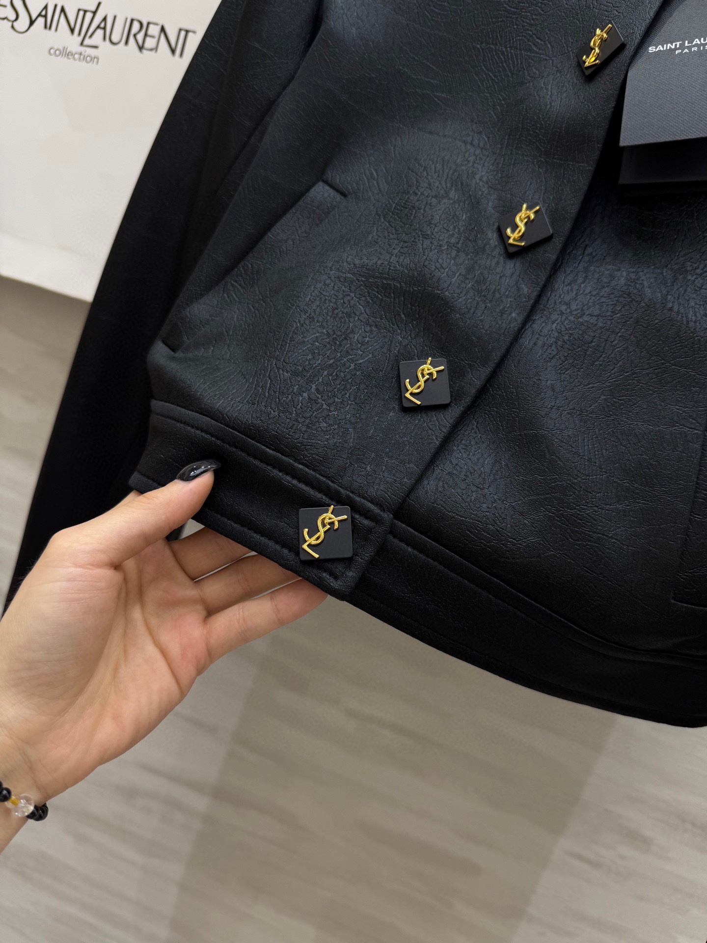 𝗦𝗔𝗜𝗡𝗧 𝗟𝗔𝗨𝗥𝗘𝗡短款夹克外套 进口醋酸裂纹面料质感细腻柔软 短款设计轻松打造完美身材比例 小个子