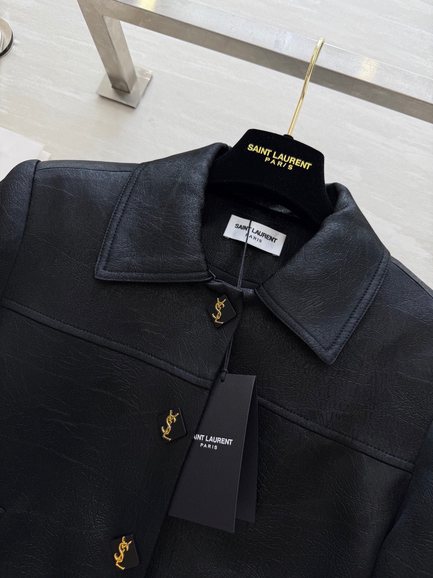 𝗦𝗔𝗜𝗡𝗧 𝗟𝗔𝗨𝗥𝗘𝗡短款夹克外套 进口醋酸裂纹面料质感细腻柔软 短款设计轻松打造完美身材比例 小个子