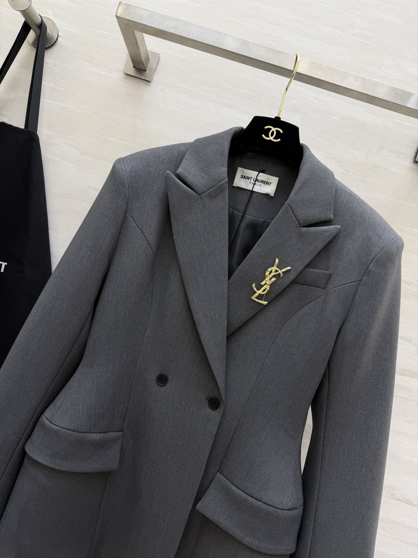 #ysl²⁶春夏新品 经典沙漏收腰西装外套 两粒扣经典设计做法 超级大气推荐款 整个沙漏腰剪裁特别好 独