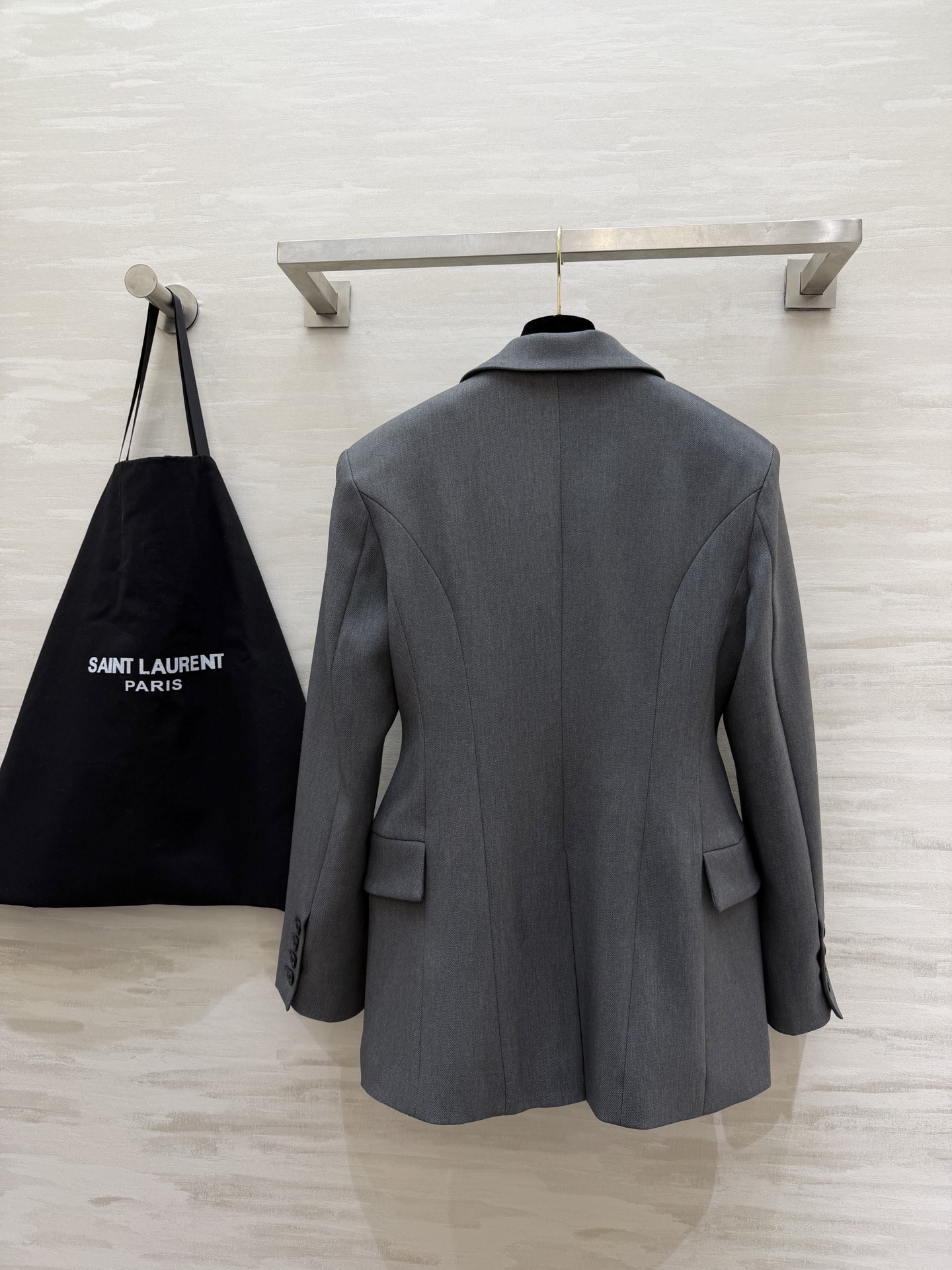 #ysl²⁶春夏新品 经典沙漏收腰西装外套 两粒扣经典设计做法 超级大气推荐款 整个沙漏腰剪裁特别好 独