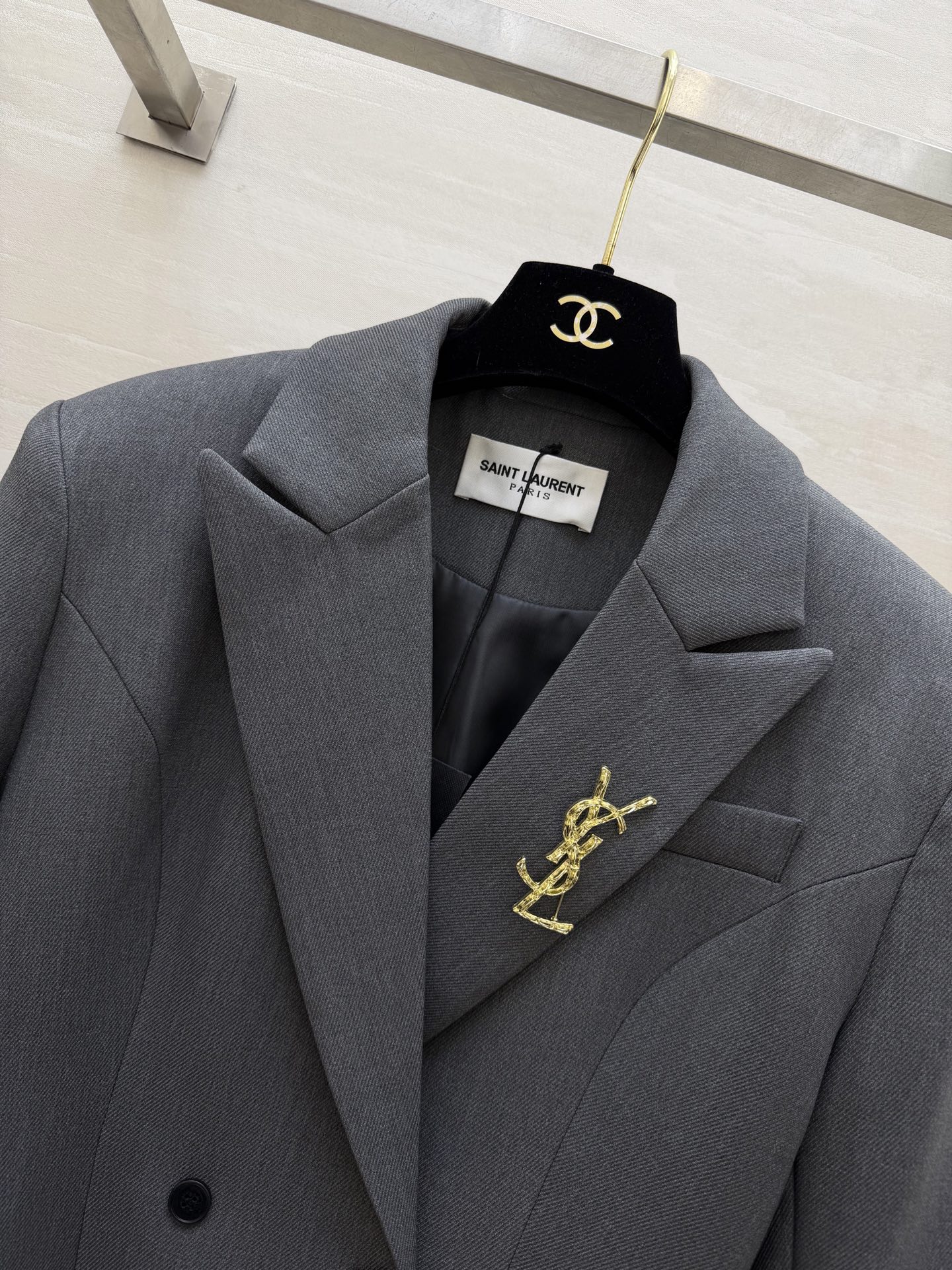 #ysl²⁶春夏新品 经典沙漏收腰西装外套 两粒扣经典设计做法 超级大气推荐款 整个沙漏腰剪裁特别好 独