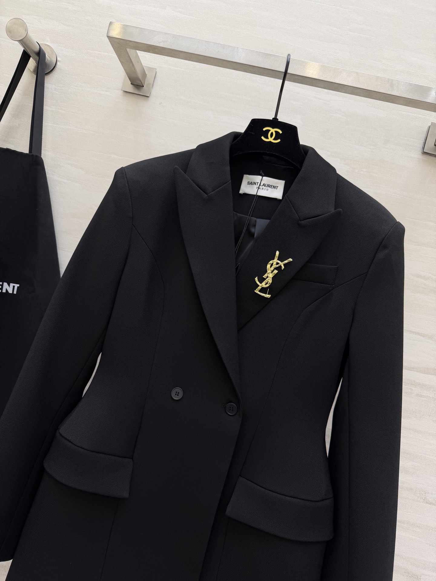 #ysl²⁶春夏新品 经典沙漏收腰西装外套 两粒扣经典设计做法 超级大气推荐款 整个沙漏腰剪裁特别好 独