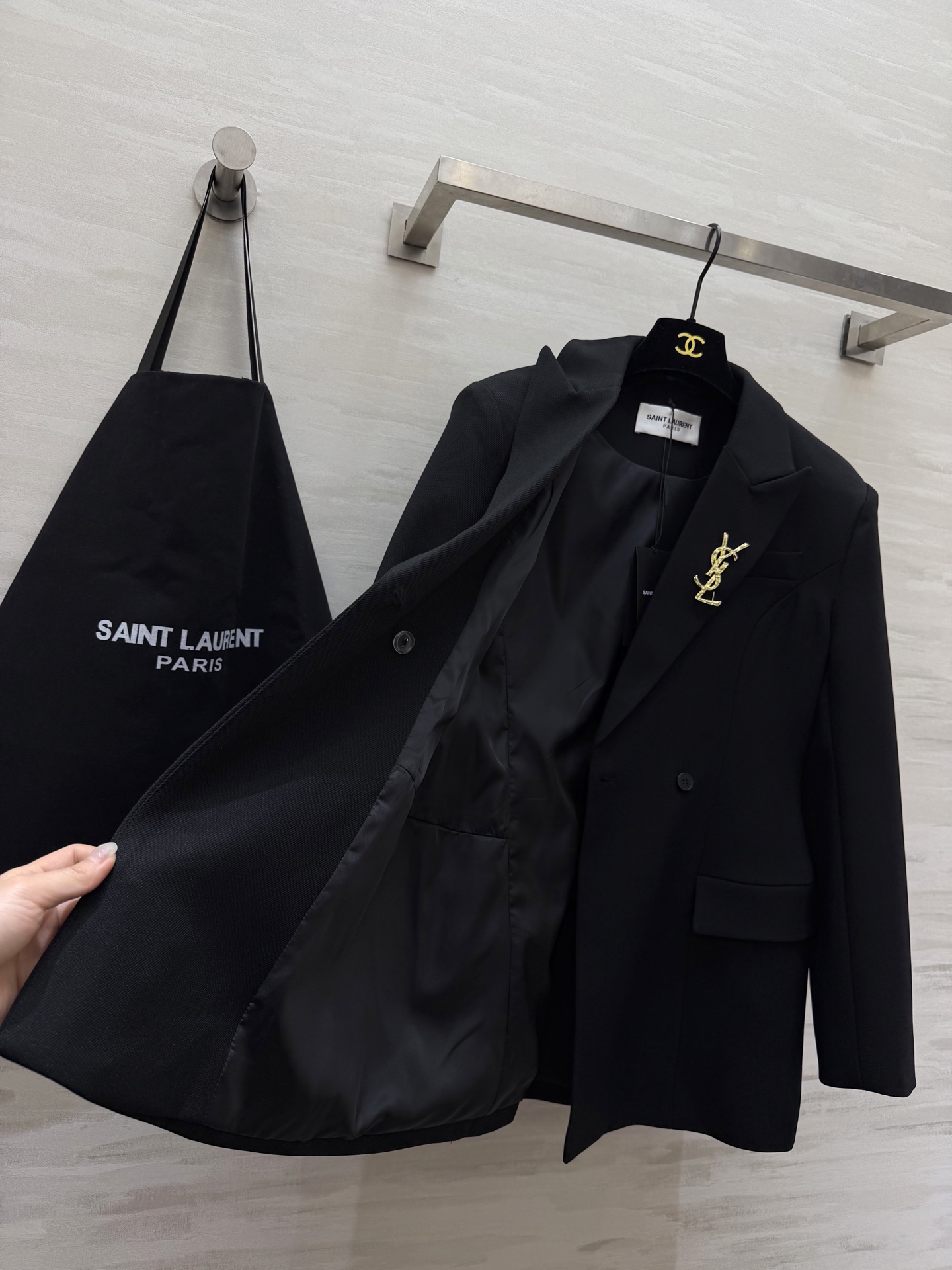 #ysl²⁶春夏新品 经典沙漏收腰西装外套 两粒扣经典设计做法 超级大气推荐款 整个沙漏腰剪裁特别好 独